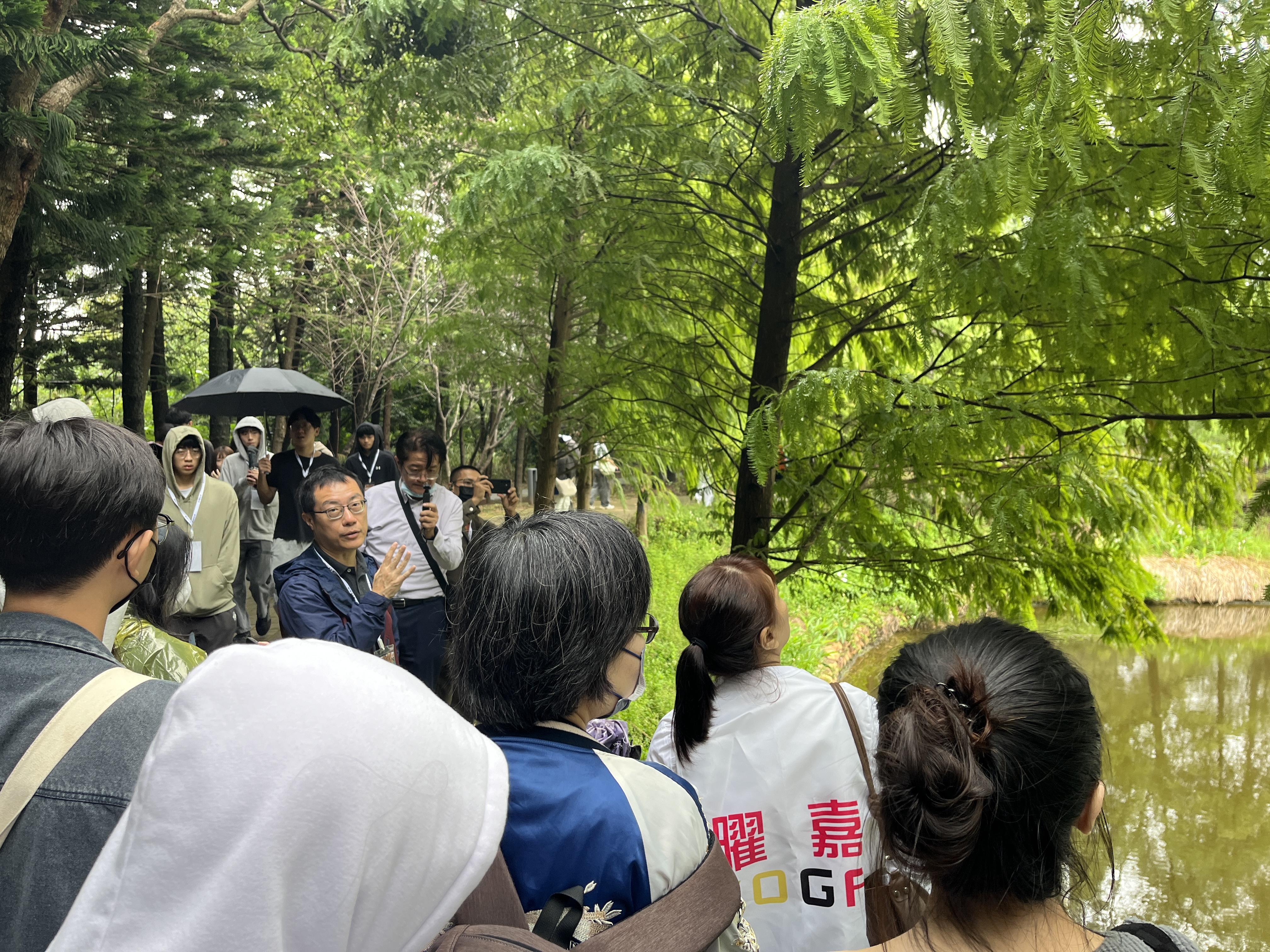 來自國立臺灣大學氣候天氣災害研究中心博士柯凱元帶領學生前往戶外，觀察潛在的資源點與災害點，並講解地形、設備在防汛時有和功效。圖／周元曦攝