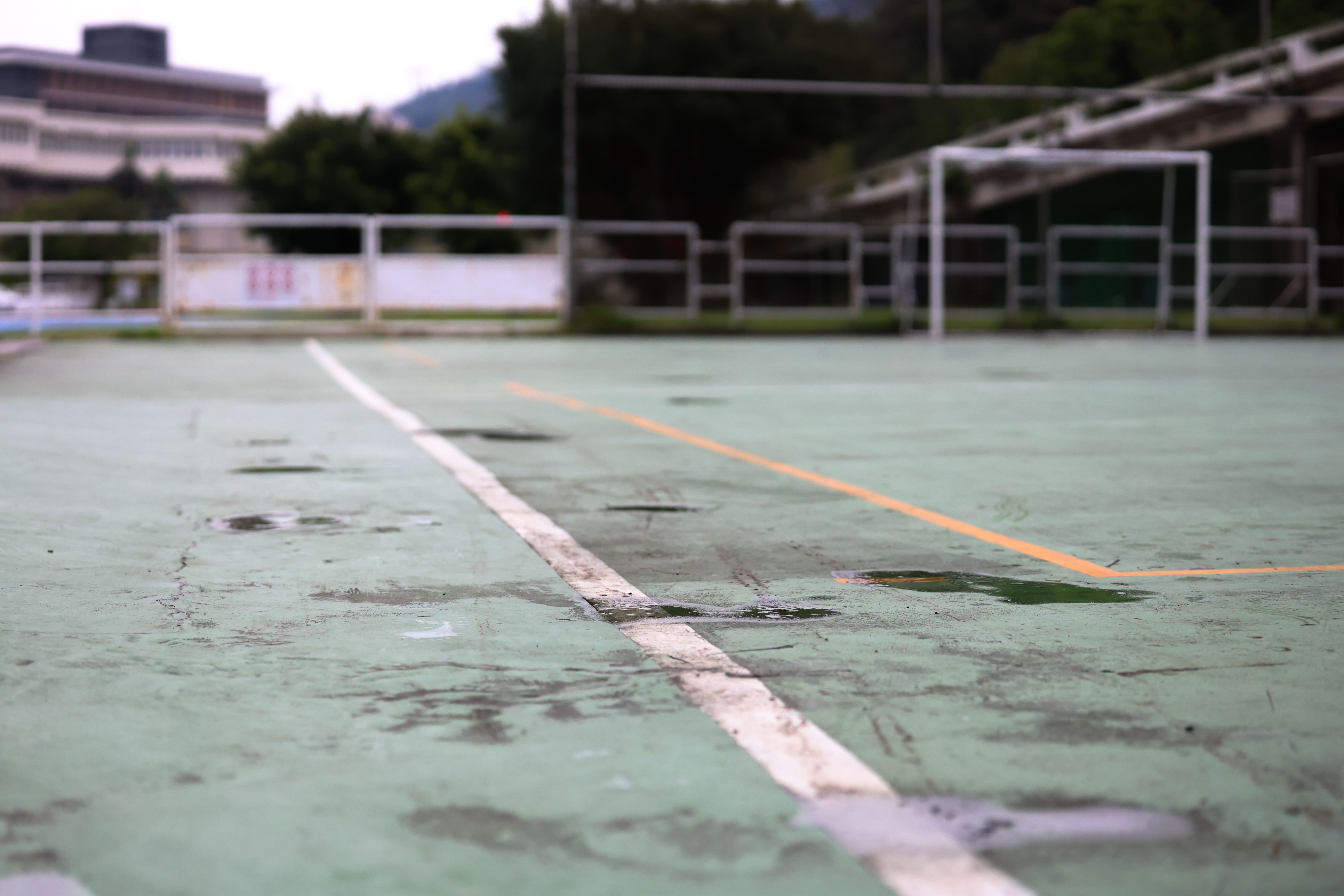 除了場地多元性，也需顧慮場地材質是否合適。圖為水泥地足球場，當遭遇潮濕氣候時，水泥地易受潮導致溼滑，造成運動傷害的機率上升。　圖／王振驊攝