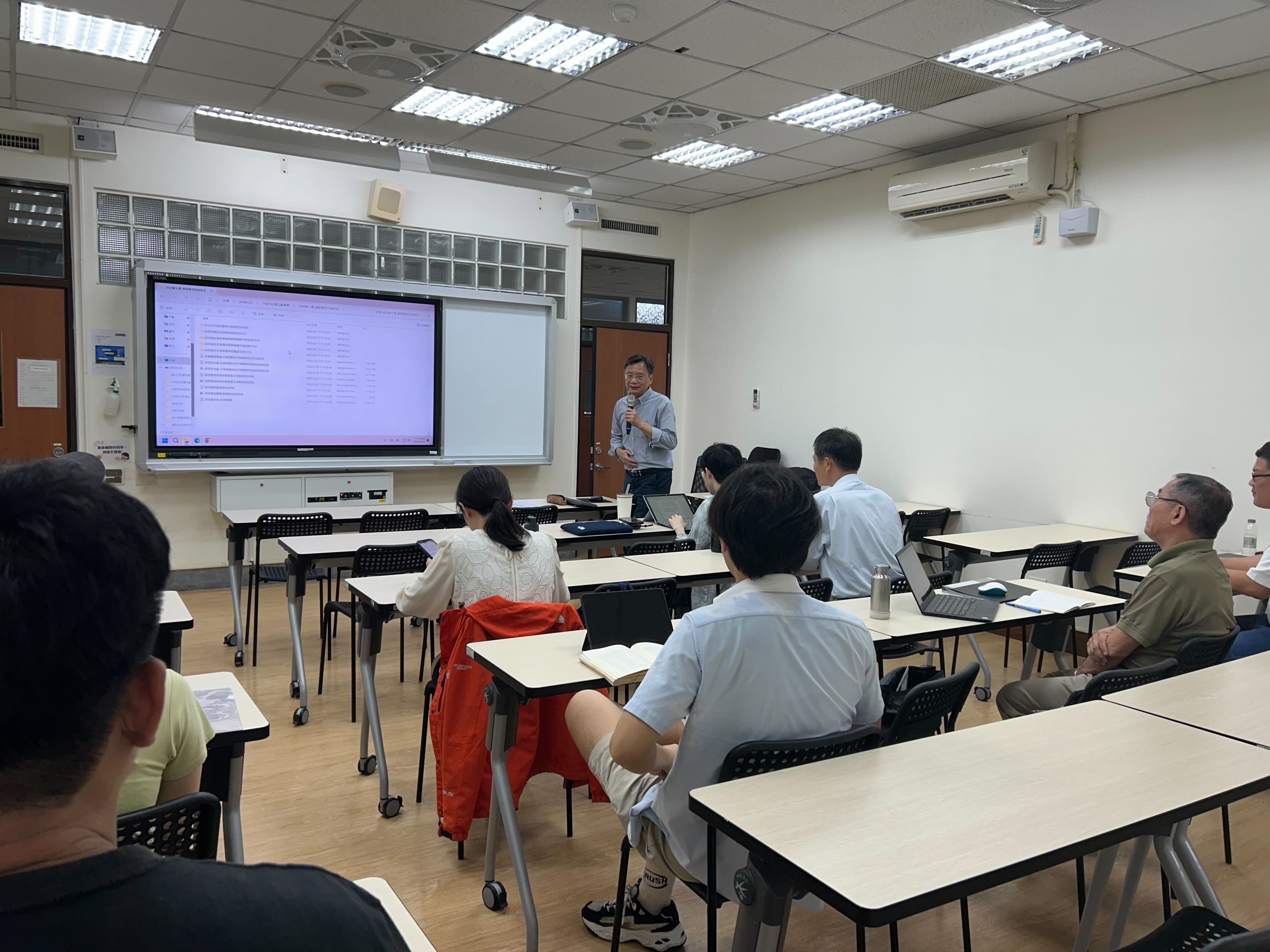 國北教大台文所教授何義麟授課時，因班級人數少，教師可以更關注個別學生情況。　圖／國北教大台文所提供。