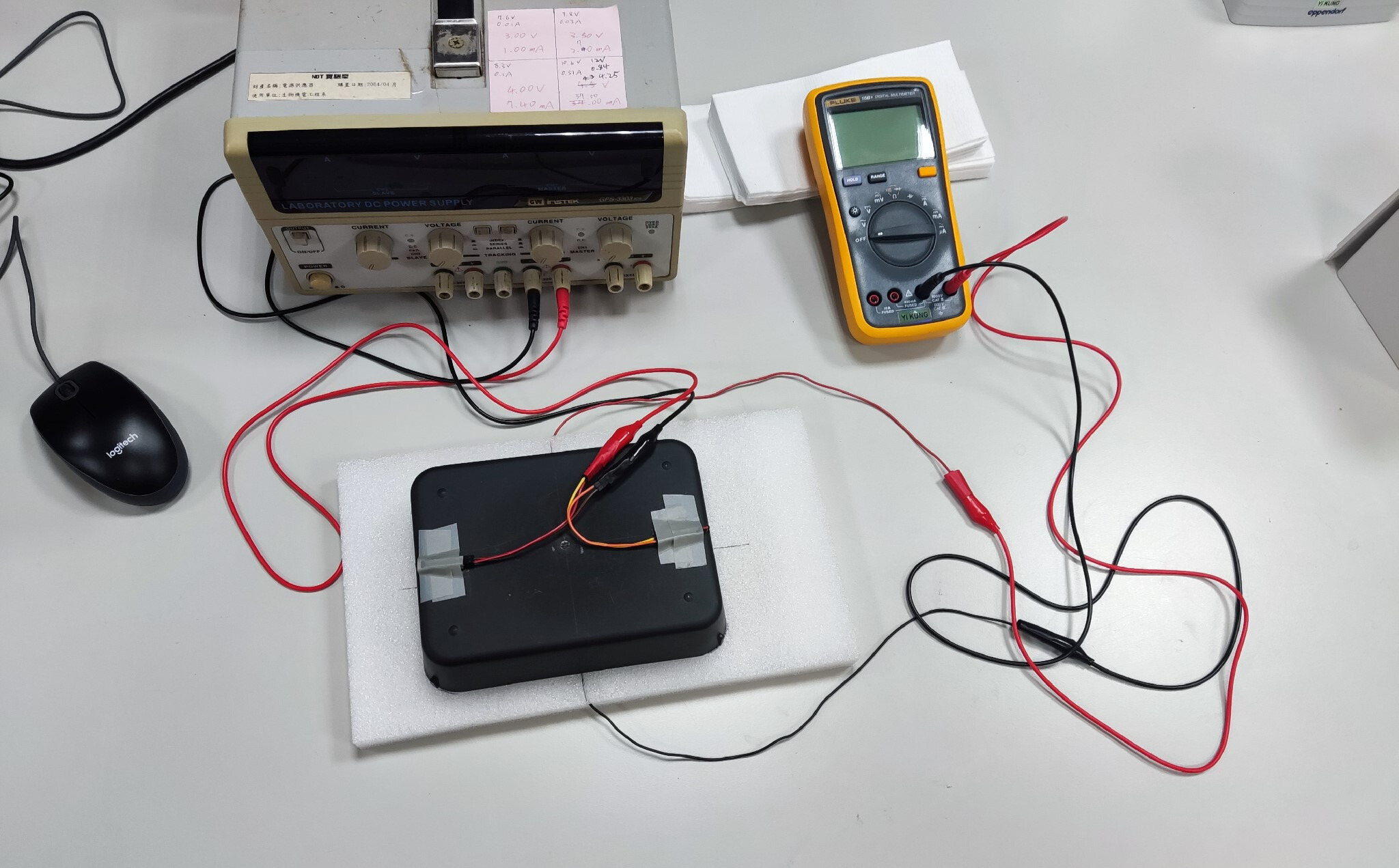 這項系統僅需使用LED燈、浮萍培養皿與萬能電表監測太陽能板的電壓、電流與功率，降低操作難度。　圖／陸品丞提供