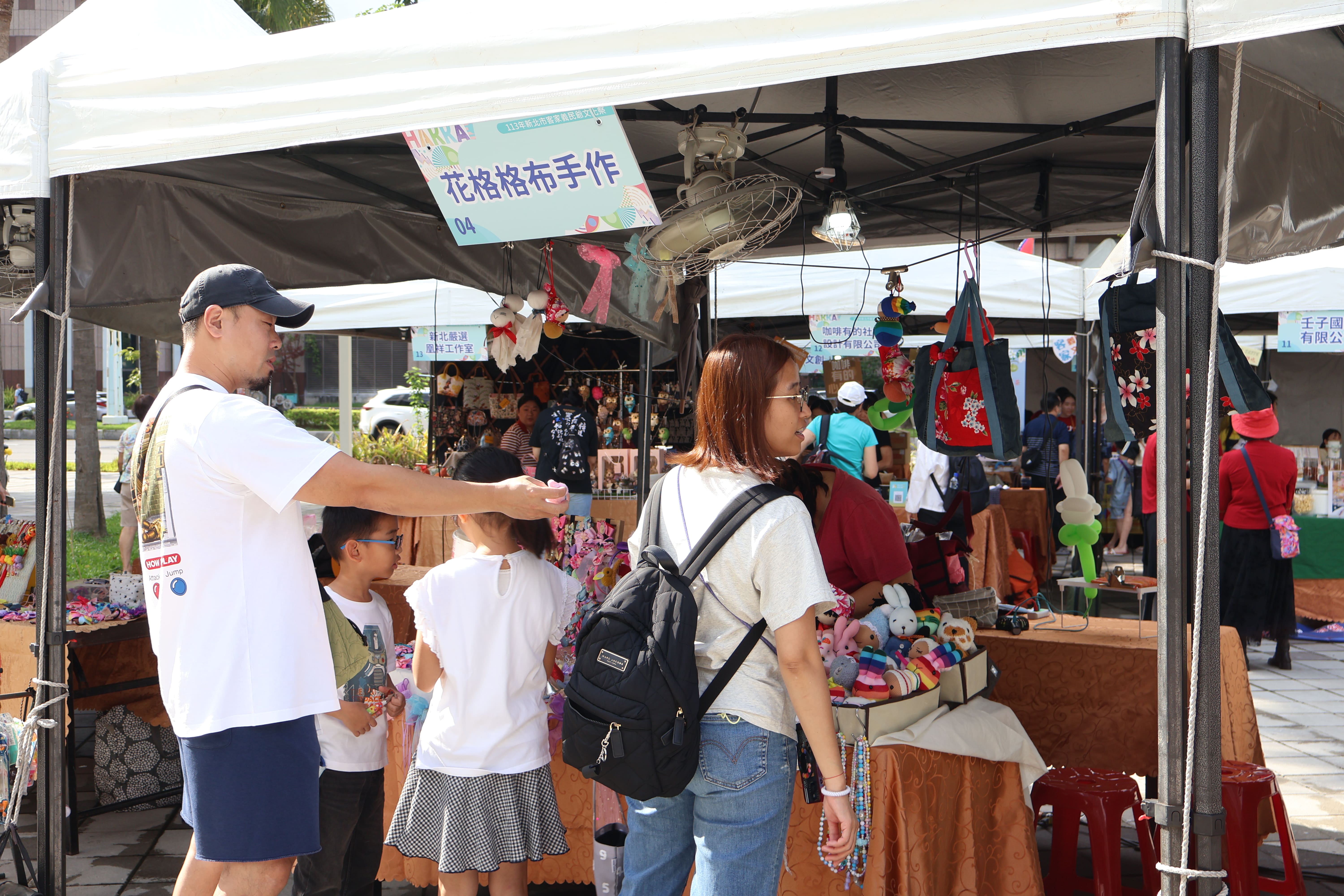 青創市集販售產品多元，包括食品、手作小物等，吸引不同年齡層的民眾來參觀。圖／王保伶攝