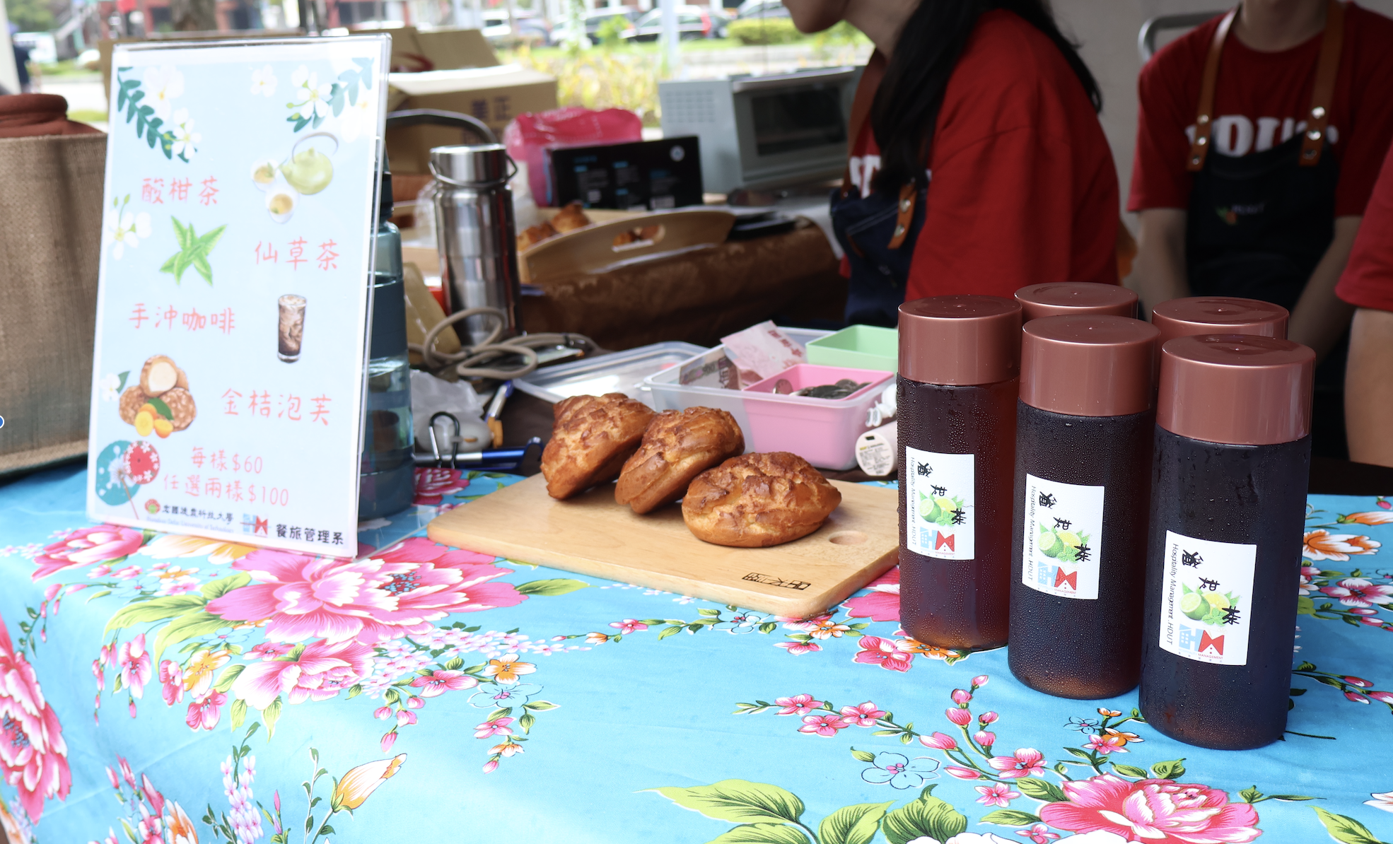 德霖科大攤位販售桔醬泡芙，並搭配客家傳統飲料酸柑茶、古早味仙草茶。圖／王保伶攝