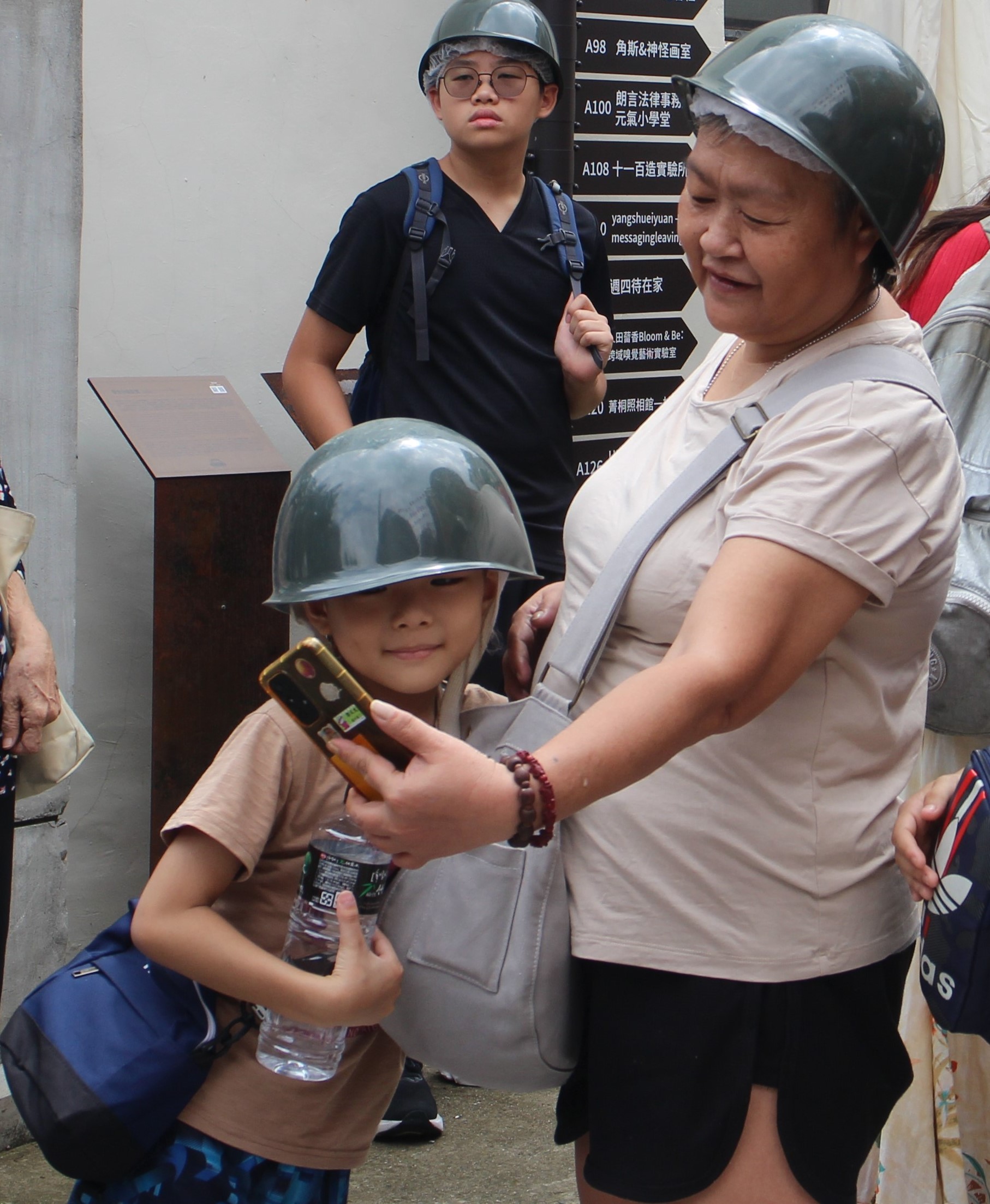 空軍三重一村的特色活動之一為甬道體驗，民眾可以戴上頭盔，跟隨導覽員一探日治時期留下的遺跡真面目。  圖／林以晴攝