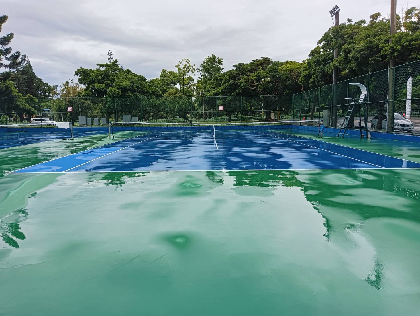 下雨後的球場，場地溼滑，選手若在繼續比賽可能有安全疑慮，因此主辦單位宣布將擇期再進行賽事。 圖／李昱靜攝