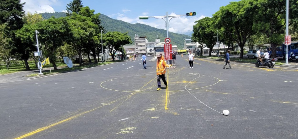 東華新增圓環前的路口，因為時常有車輛未遵守路口的交通號誌或是車速過快，所以決定新建圓環。 圖／國立東華大學總務處營繕組助理黃章傑提供