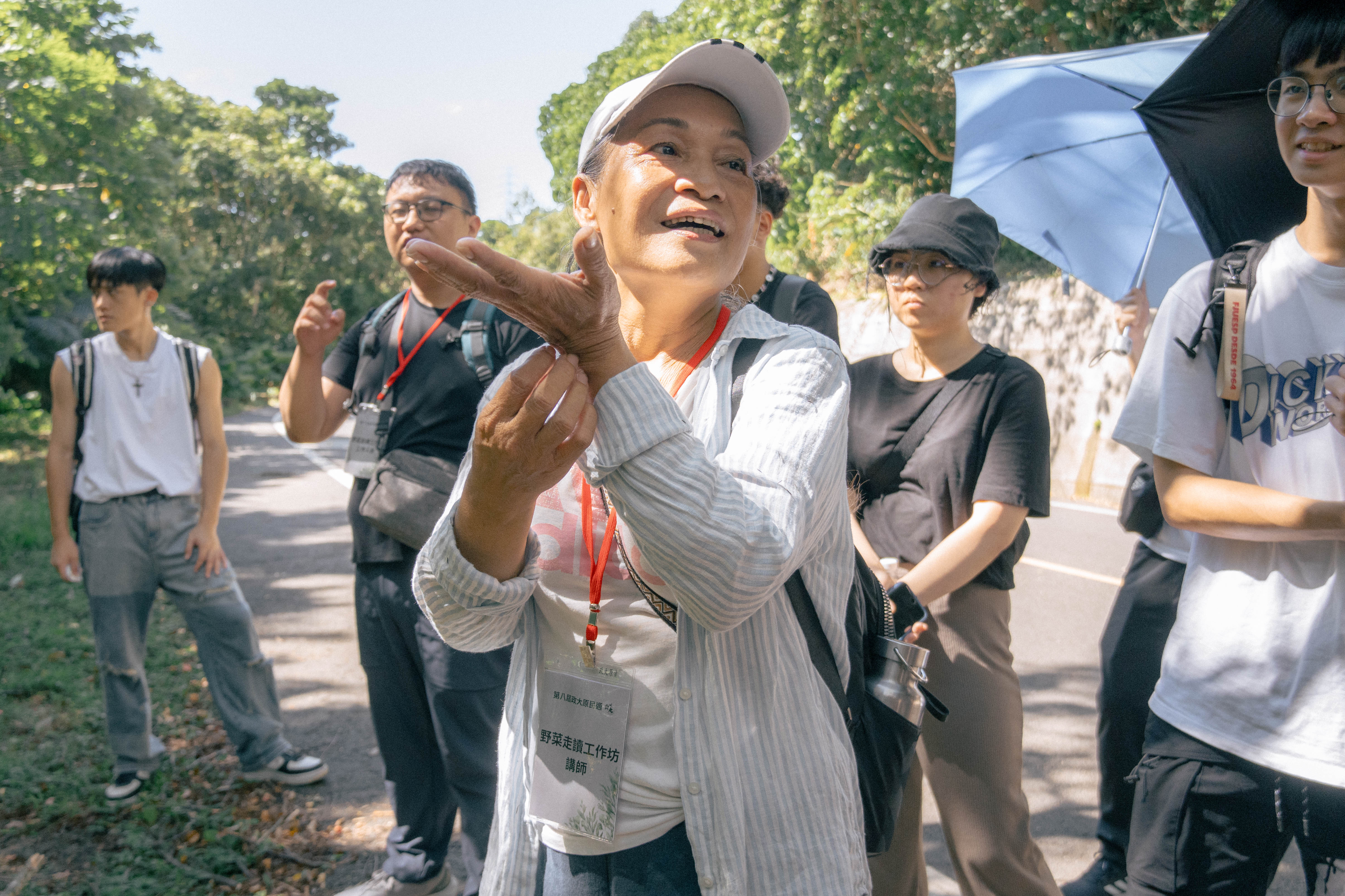 活動當日天氣晴朗，張月妹帶領同學走過環山道，分享部落會從芋葉背面抓蝸牛，烹調成美味田螺料理的經驗。圖／黃伊晨攝