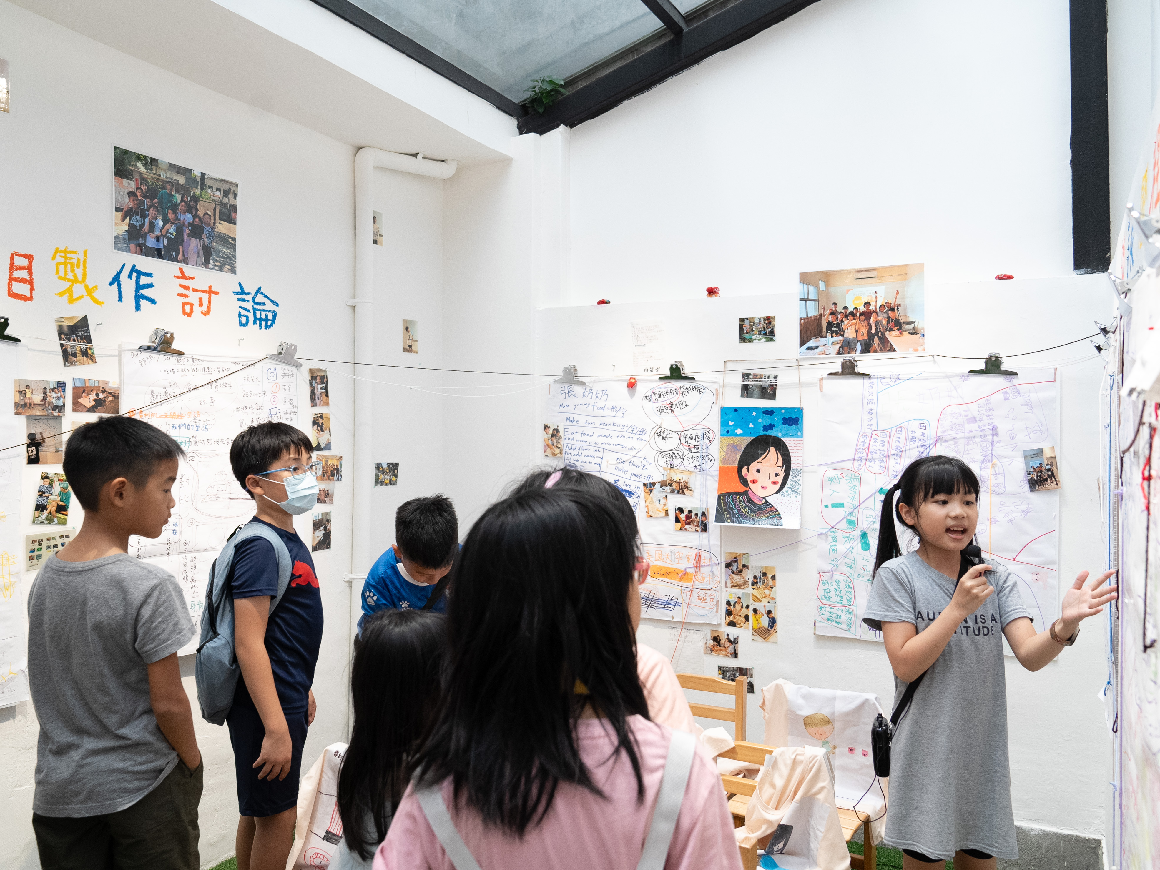 「遊此藝說」在暑期舉辦「眷村主播營」，鄭芮竹為觀眾介紹營隊五天的收穫。圖／張博媛攝