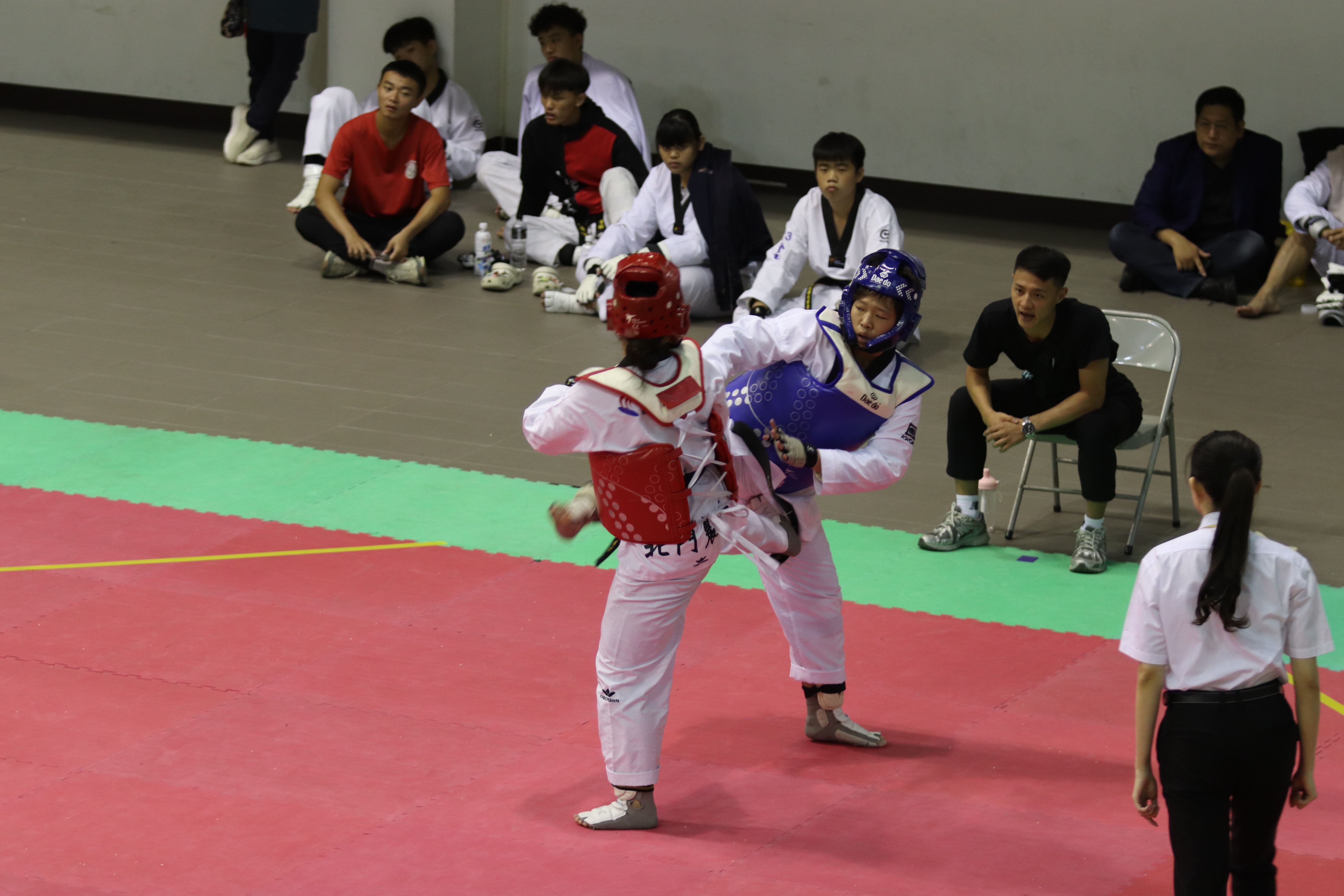 來自陸軍專科學校跆拳道選手陳沛綺（圖中藍方選手），斬獲社會女子公開組73公斤級對練項目金牌。圖／王振驊 攝