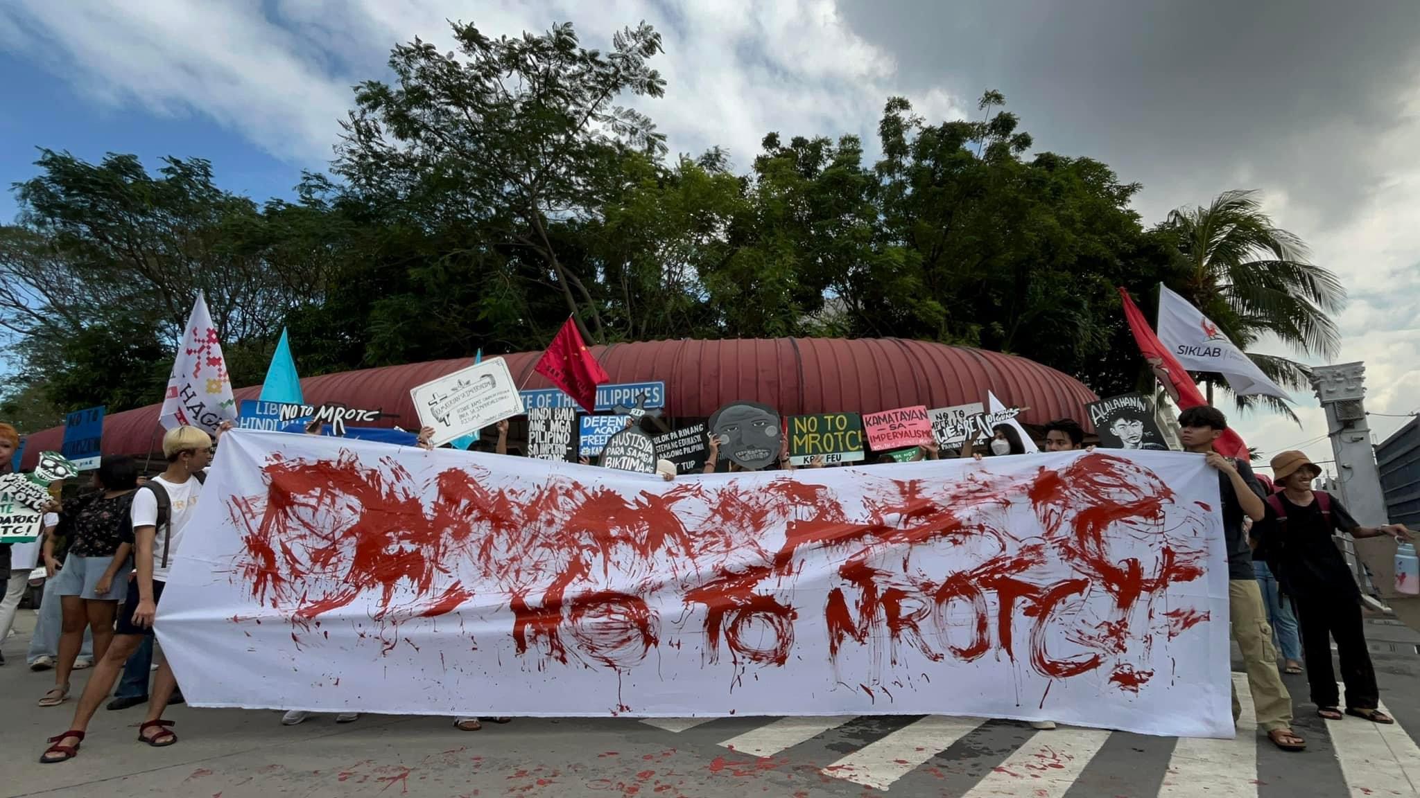 抗議者以手印染紅橫幅，並寫上「No To MROTC」，象徵對過去受害者的紀念。圖／取自No to Mandatory ROTC Network Facebook帳號