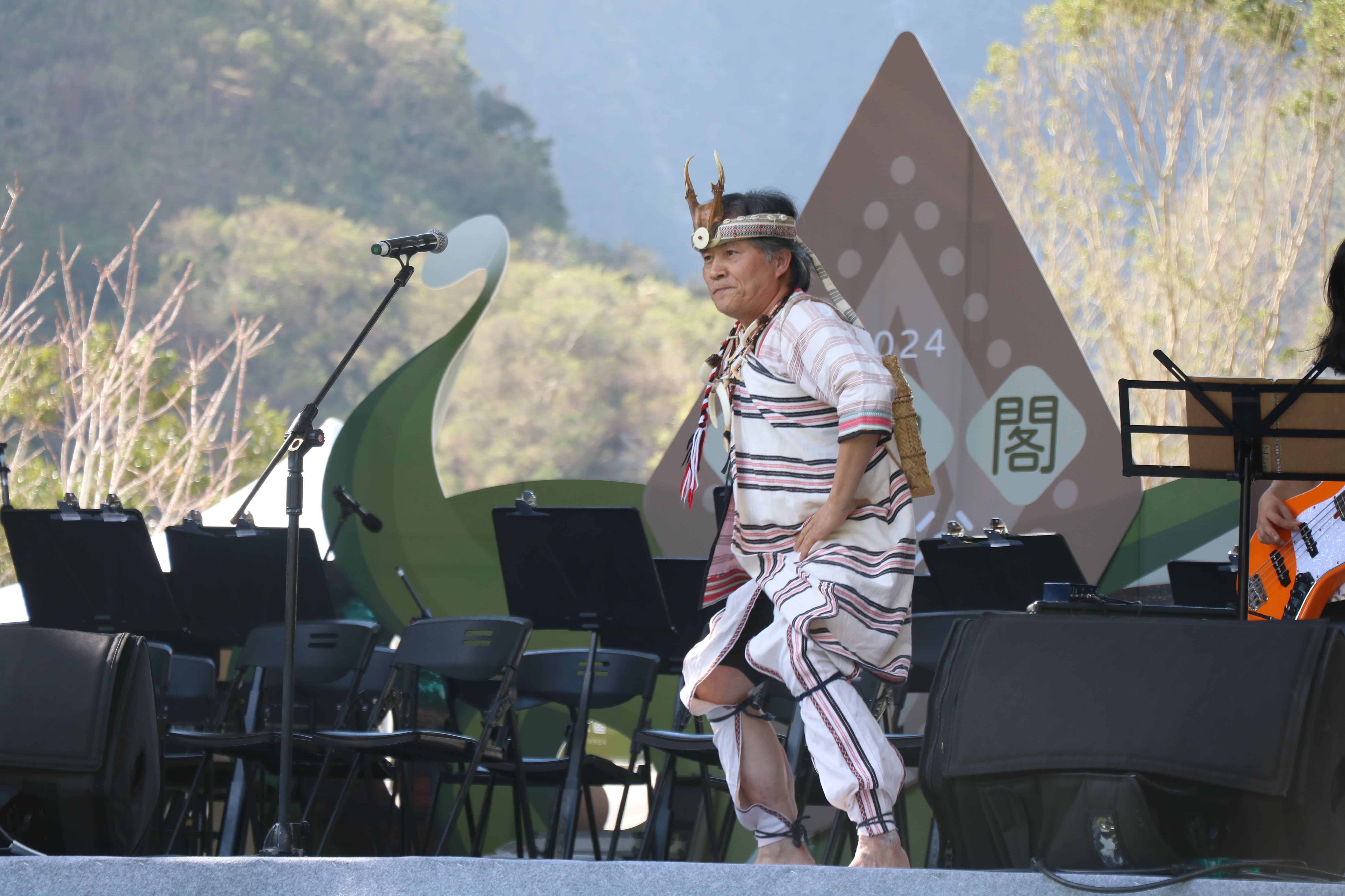 本次音樂節的舞台沒有背景布幕，讓民眾能直接看到後方國家公園的風景。圖／鄭孟佳攝