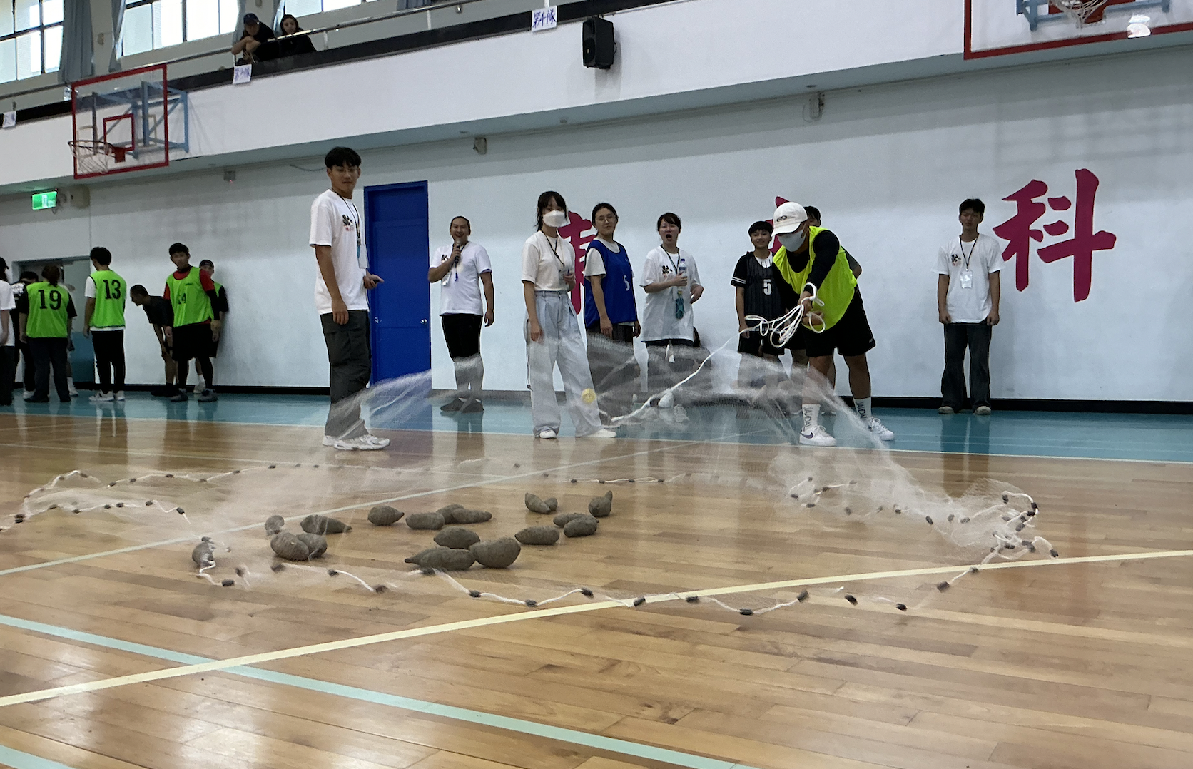 主辦方舉辦「撒網捕魚」競賽，讓原民生親身體驗沿海原住民的捕魚日常，感受傳統生活的樂趣。圖／陳樂怡攝