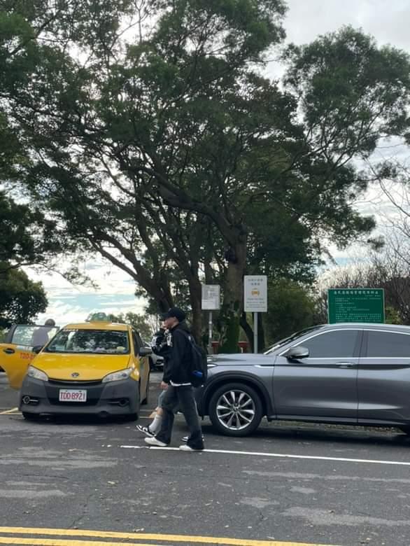 原候車地點在停車場旁邊的空地，雖然較大典館便利，但無法遮風避雨。圖／文大美術學系學生鄧力允提供