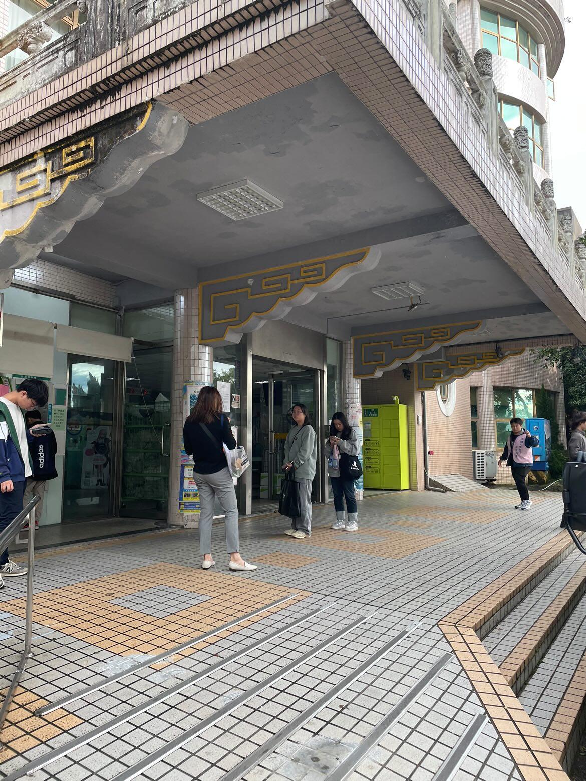 大典館位於共乘計程車行駛路線上，提供學生避雨外，也能避免造成過多變動。圖／文大美術學系學生鄧力允提供