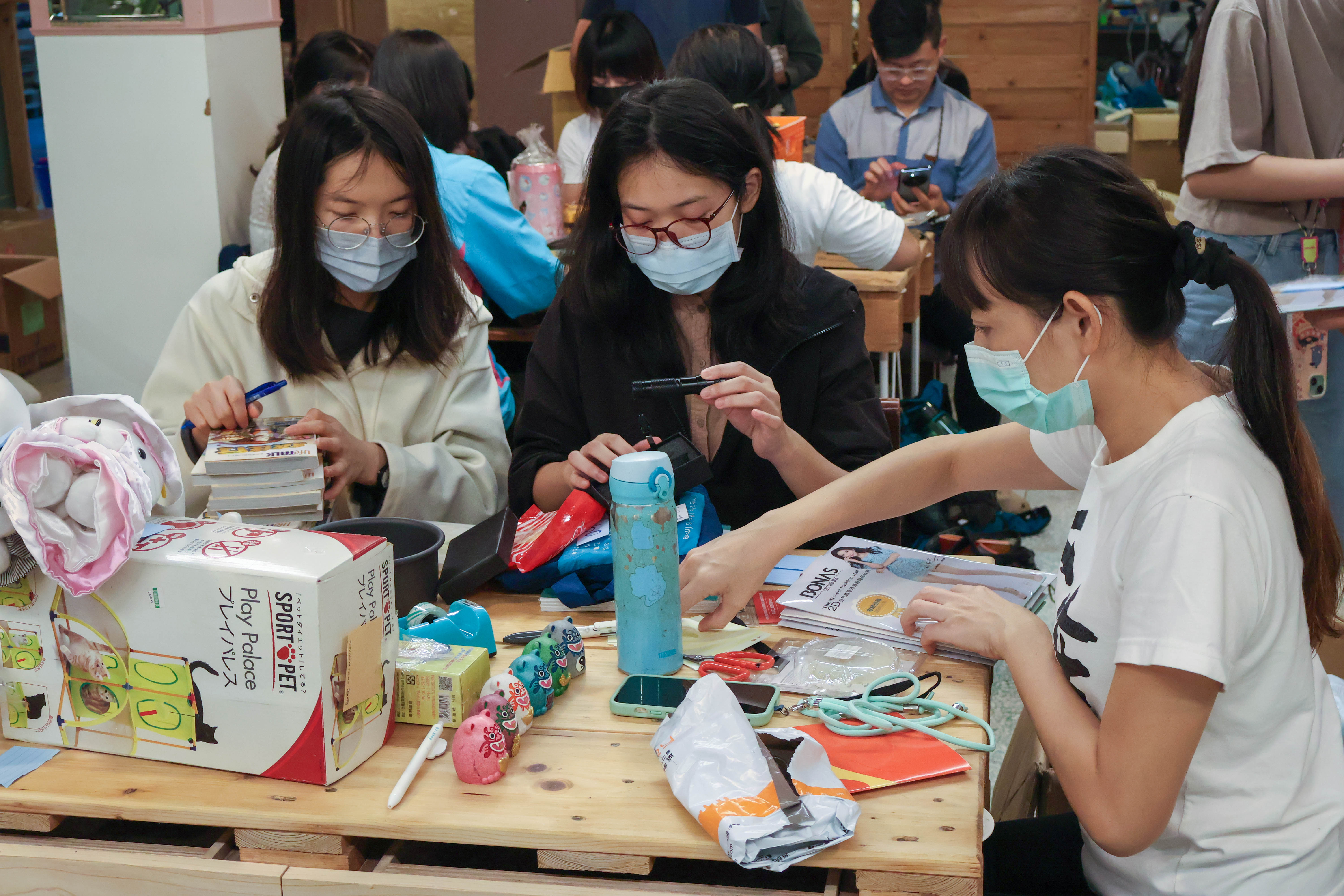 學員在一日店長體驗中學習如何用以圖搜圖的功能查詢商品原價，並為其定出合適的二手價格。圖／王保伶攝