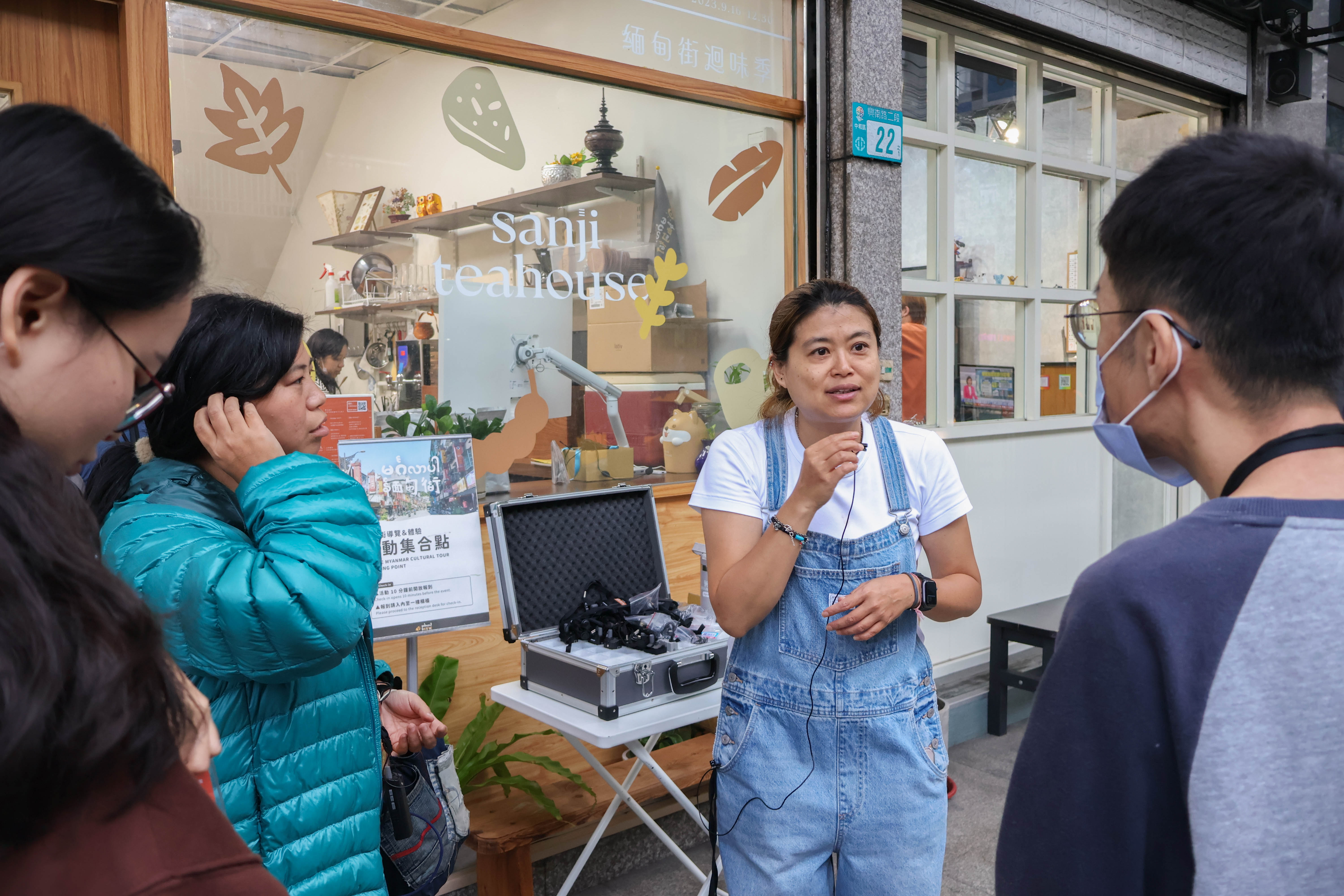 「鳴個喇叭！緬甸街」團隊成員楊萬利帶領參與者走訪緬甸街，探索居民的生活習慣、南洋美食，以及潑水節等習俗。圖／王保伶攝