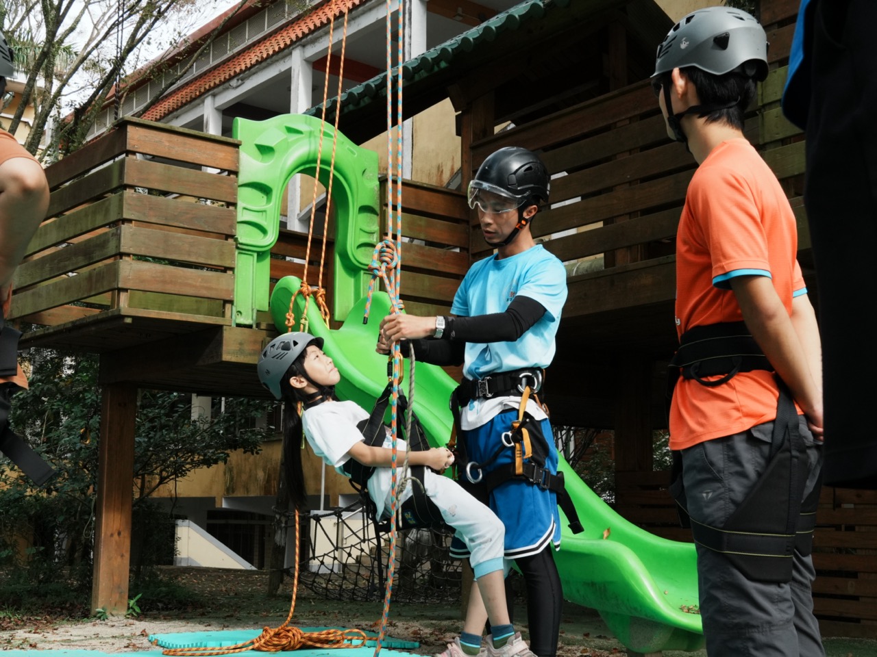 來自遊田野戶外探索工作室的攀樹師教導參與者檢查樹木健康狀況，並練習信任要攀爬的枝幹，接著才是學習使用護具開始攀樹。 圖／黃伊晨攝