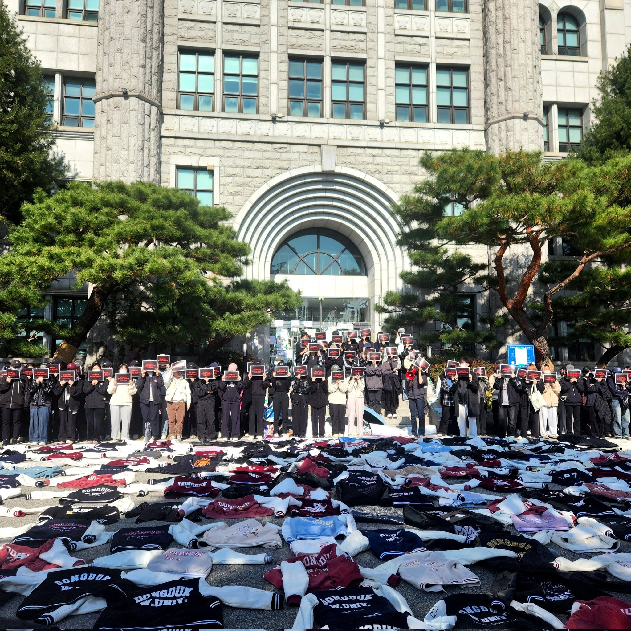 千名學生齊聚校園，透過罷課等行為表達訴求，呼籲校方正式學生的問題。圖／截自여성의당 유지혜Ｘ