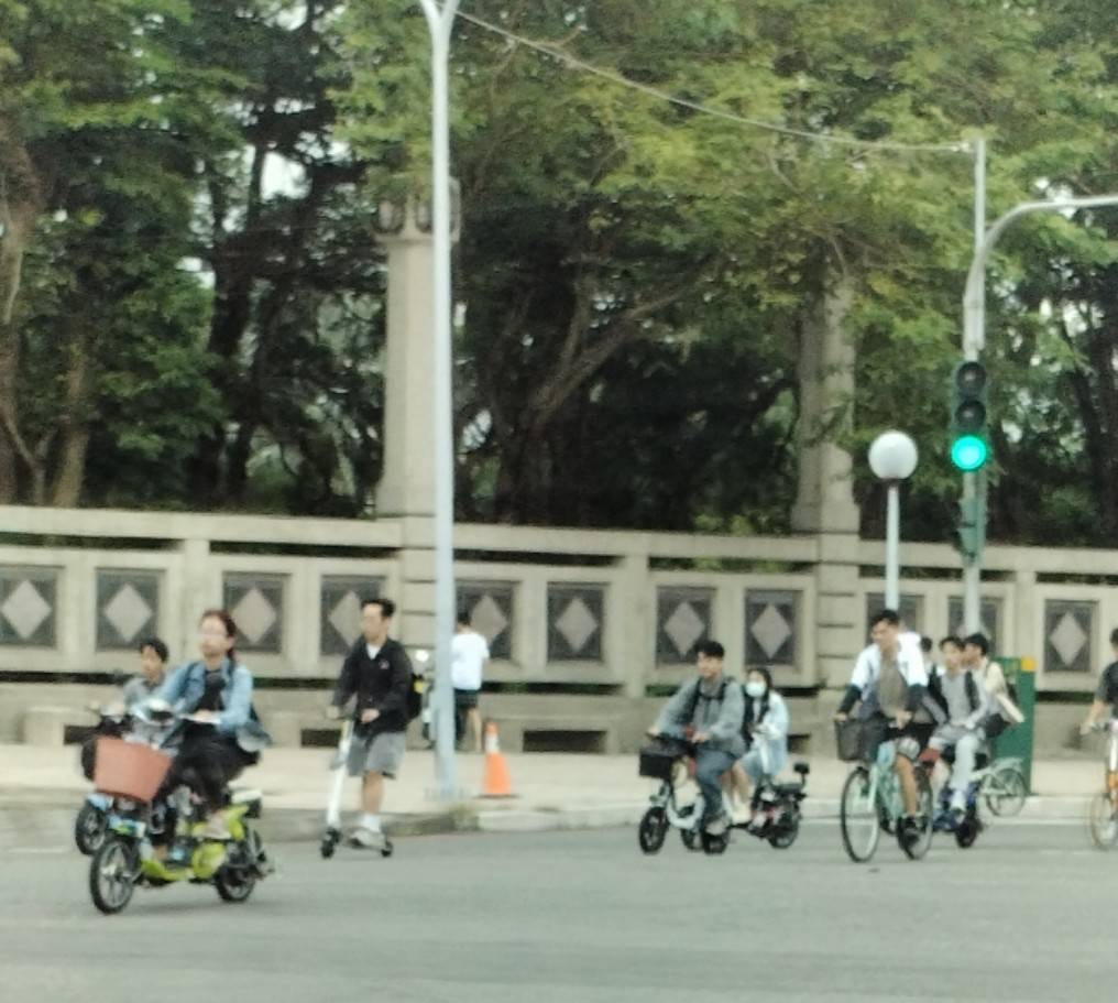 由於校地廣大且上坡數量多，中正學生騎乘電動車的比例相當高。圖／陳豊鈞提供