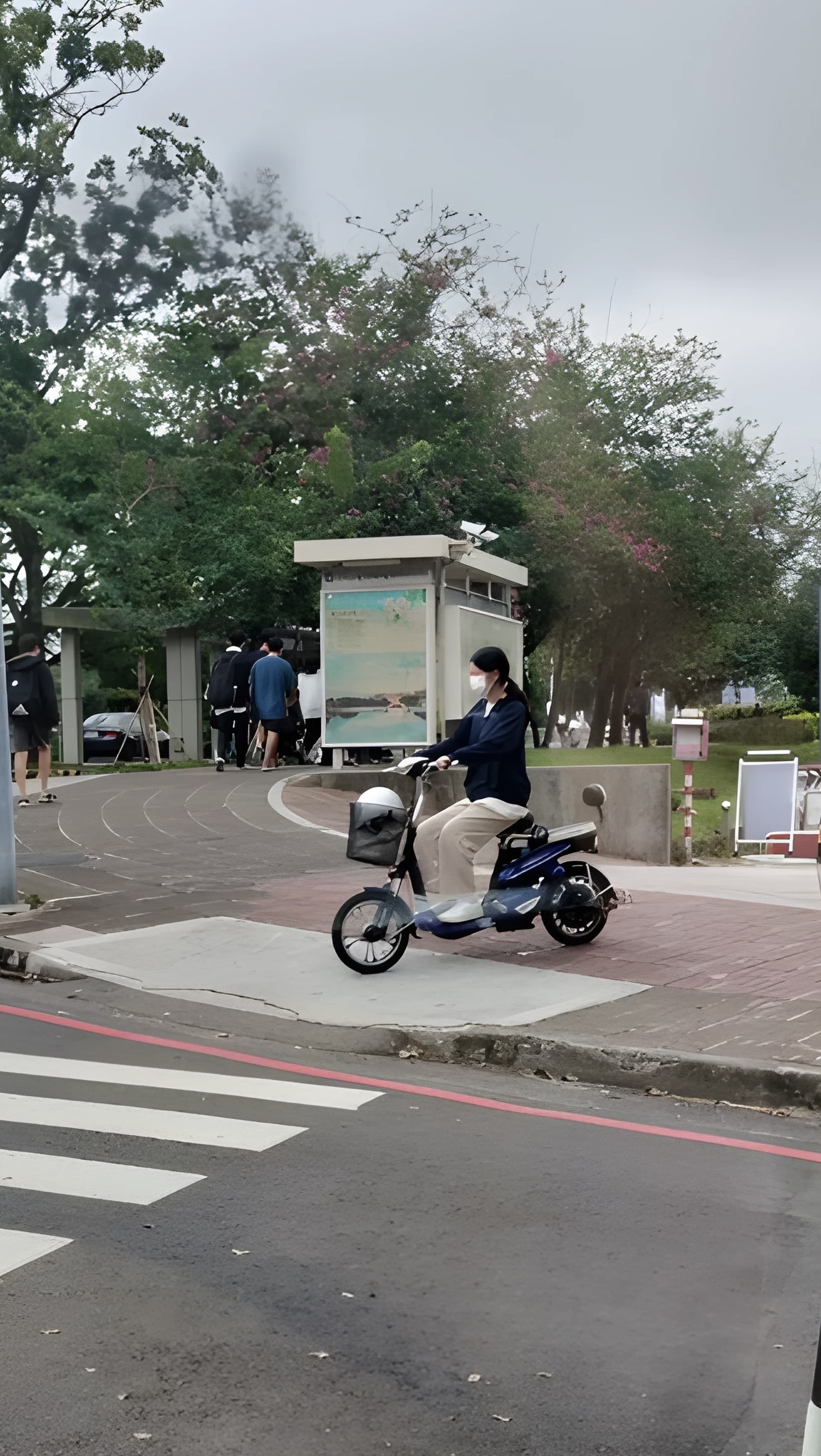 許多同學進入正門後就會脫下安全帽，多數學生在校內騎乘時也未繼續配戴。圖／陳豊鈞提供