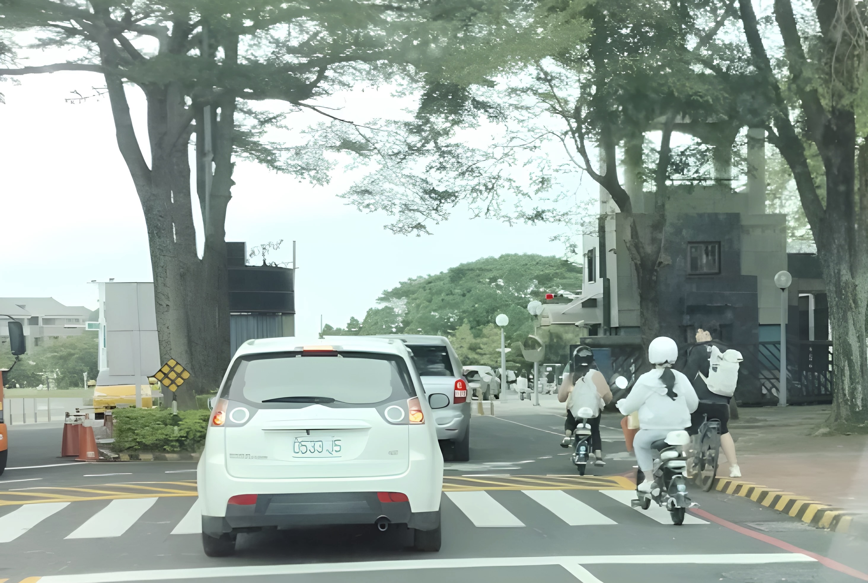 中正正門警衛會取締未戴安全帽的同學，因此同學進入正門時仍會遵守規範。圖／中正生物醫學科學系學生陳豊鈞提供