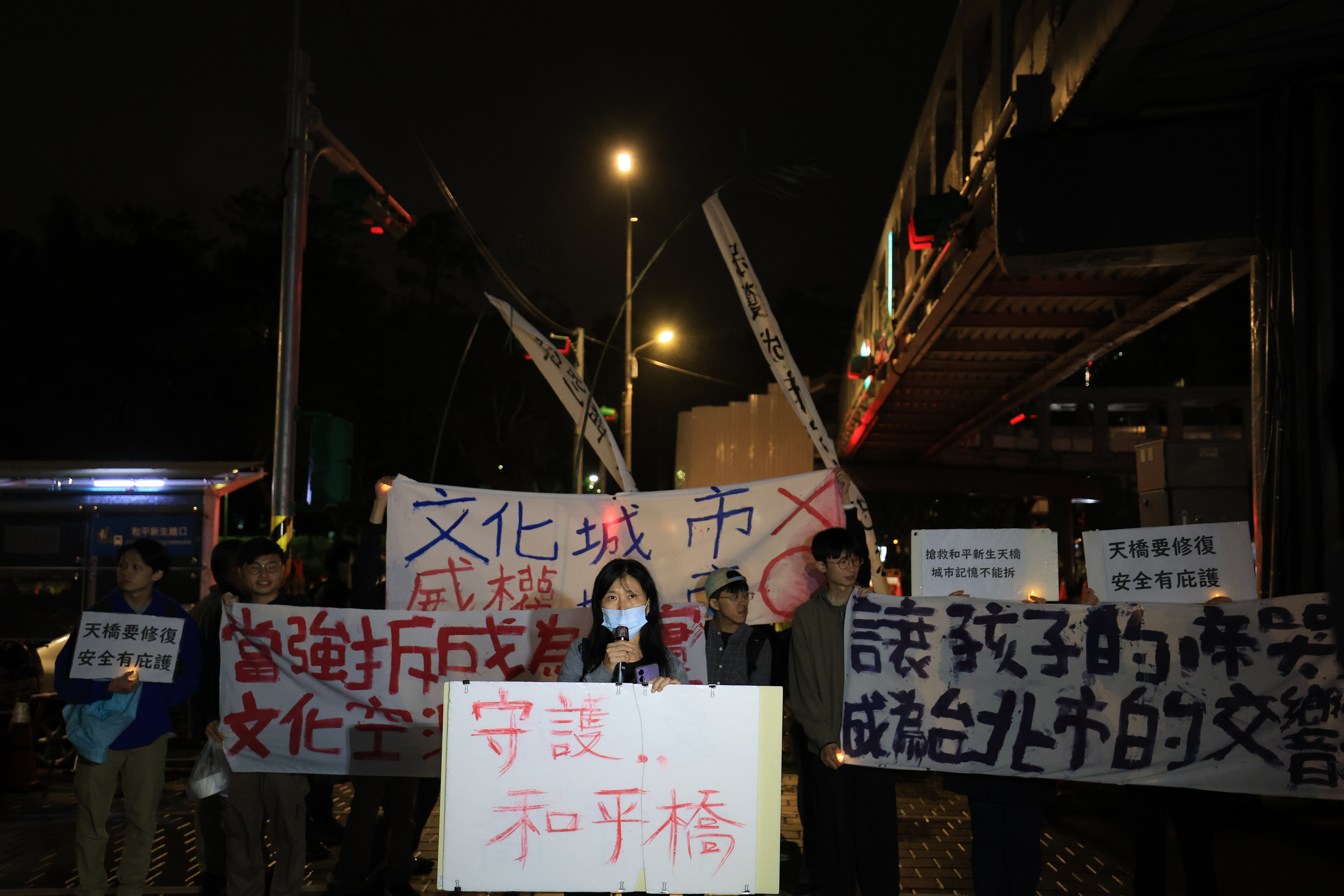 施工進行前，民團聚集向媒體控訴政府強行拆除，里民現身說法，強調天橋拆除後影響居民通勤。　圖／楊凱傑攝