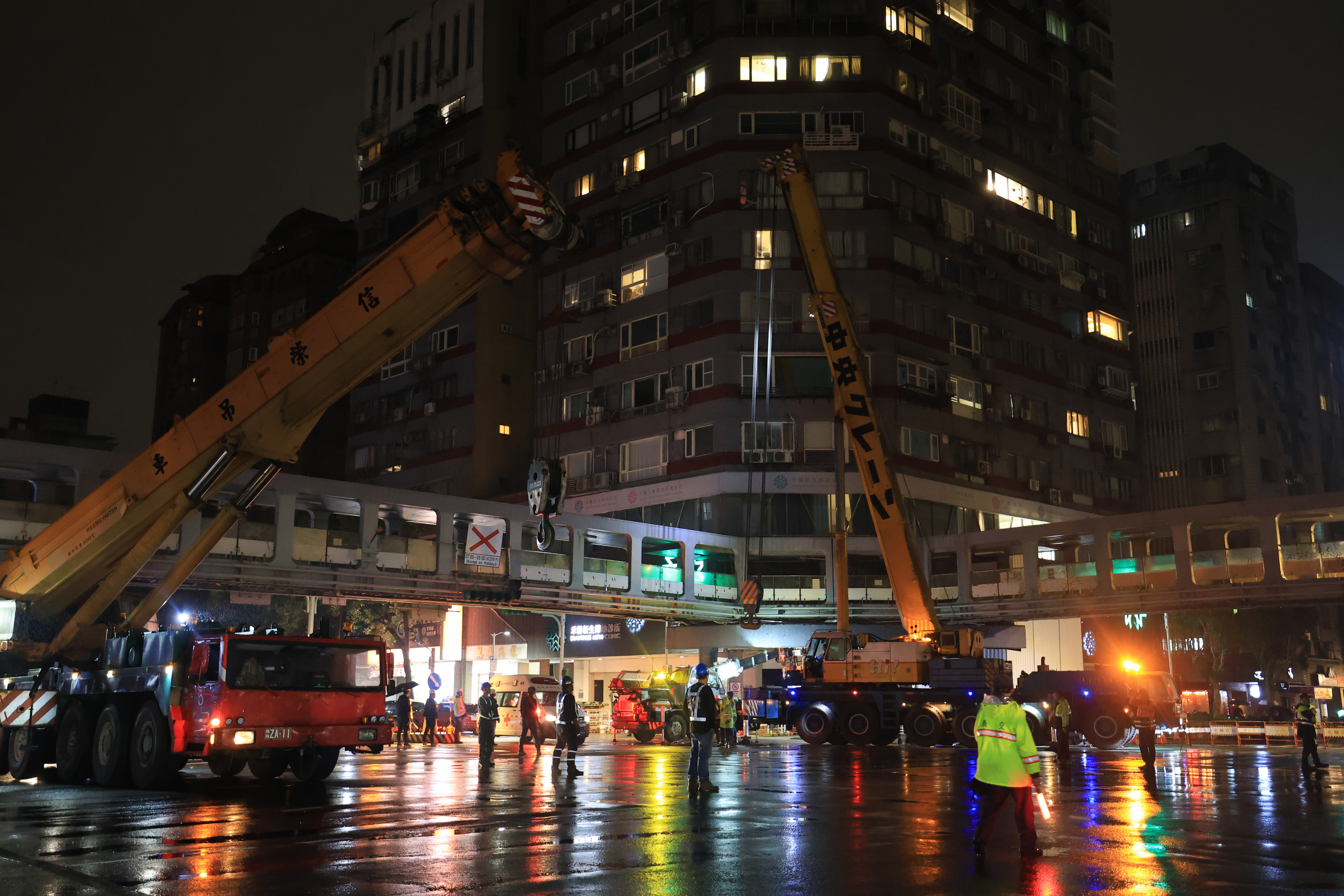 台北市和平新生天橋，19日早上開始封橋，並於深夜啟動拆除工程，施工期間擴大管制周邊道路交通。　圖／李宸緯攝