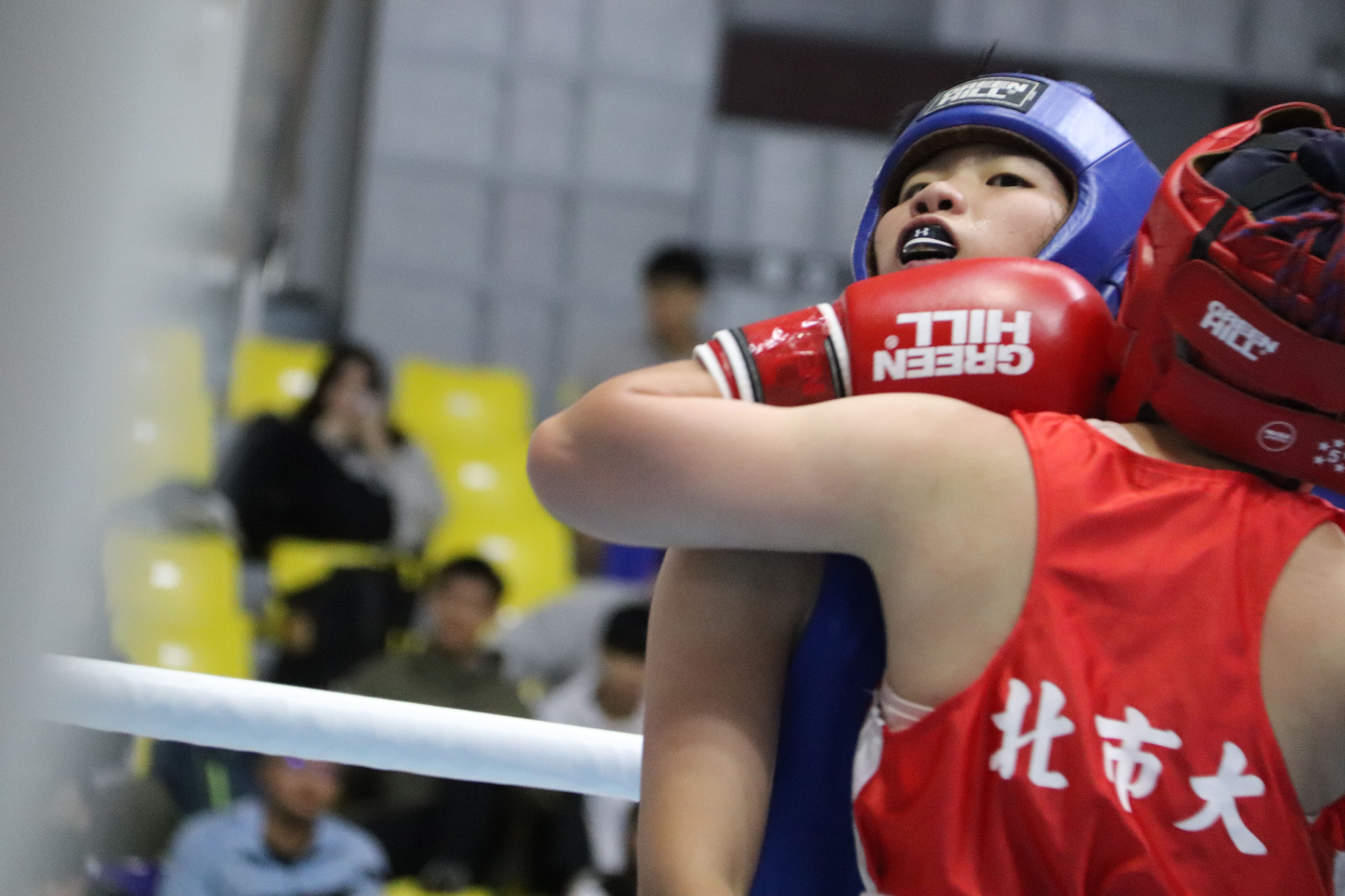 為了避免顏面受傷，國高中組男性選手及全體女性選手仍會有佩戴頭套的規定。圖／林宜婷攝