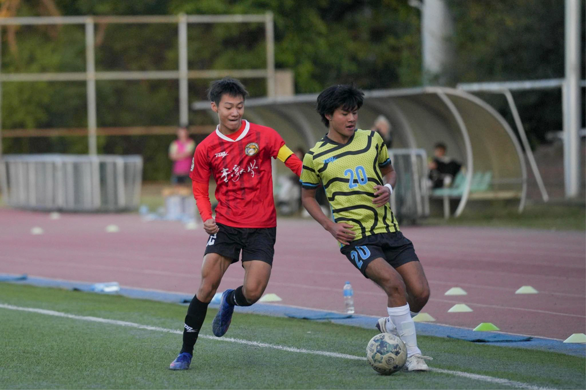 國立臺灣大學男子足球隊陣容全由一般生組成，在同時兼顧球技與課業的情況下，卻能闖入國內大專最高等級足球聯賽，相當不容易（圖左為台大副隊長李秉諾）。	圖／王振驊攝