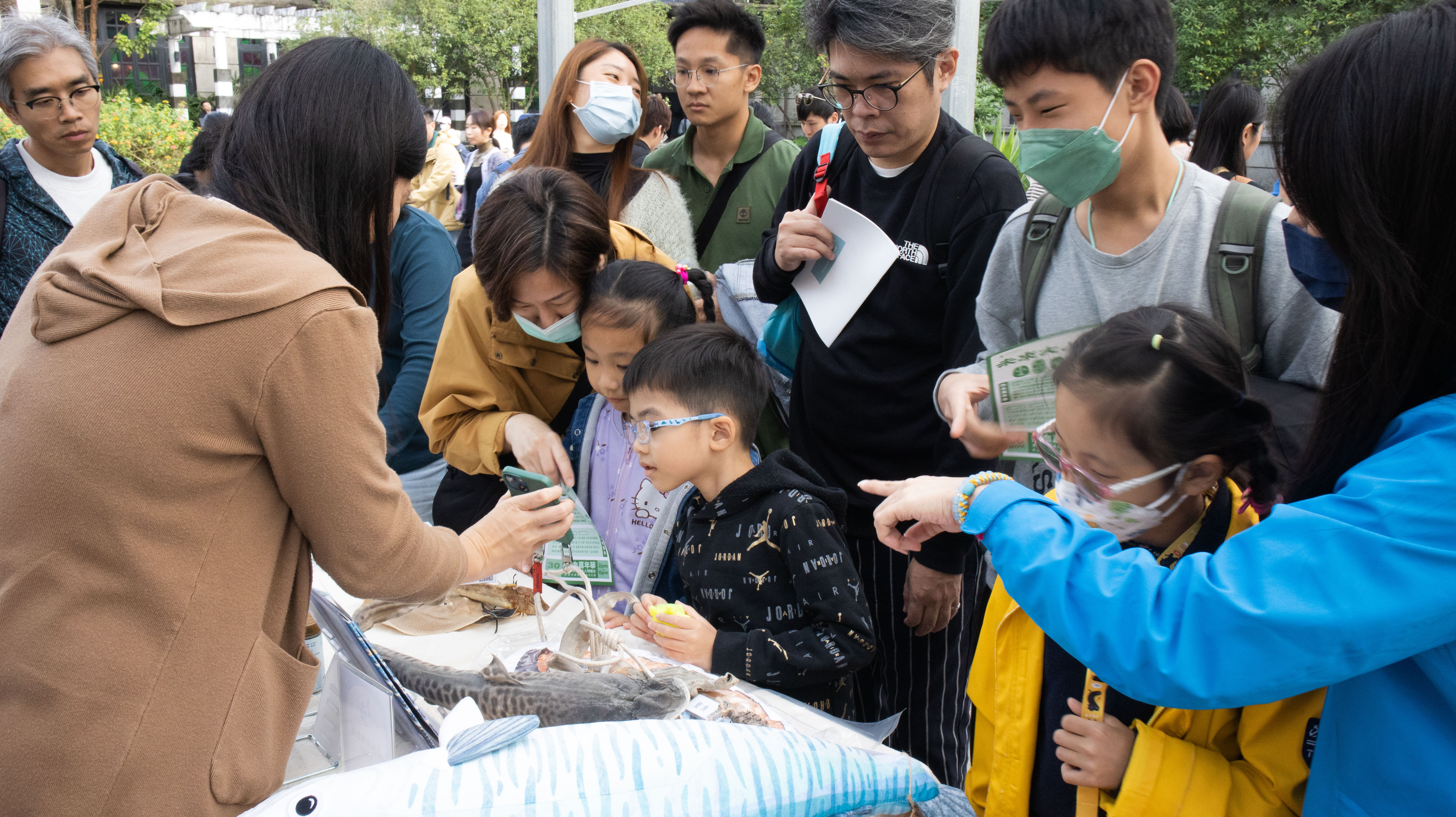 「年年有鰆」是來自澎湖的青年團隊，他們透過魚造型的玩具，吸引小朋友的目光，讓他們了解澎湖特有的魚品種。　圖／李宸緯攝