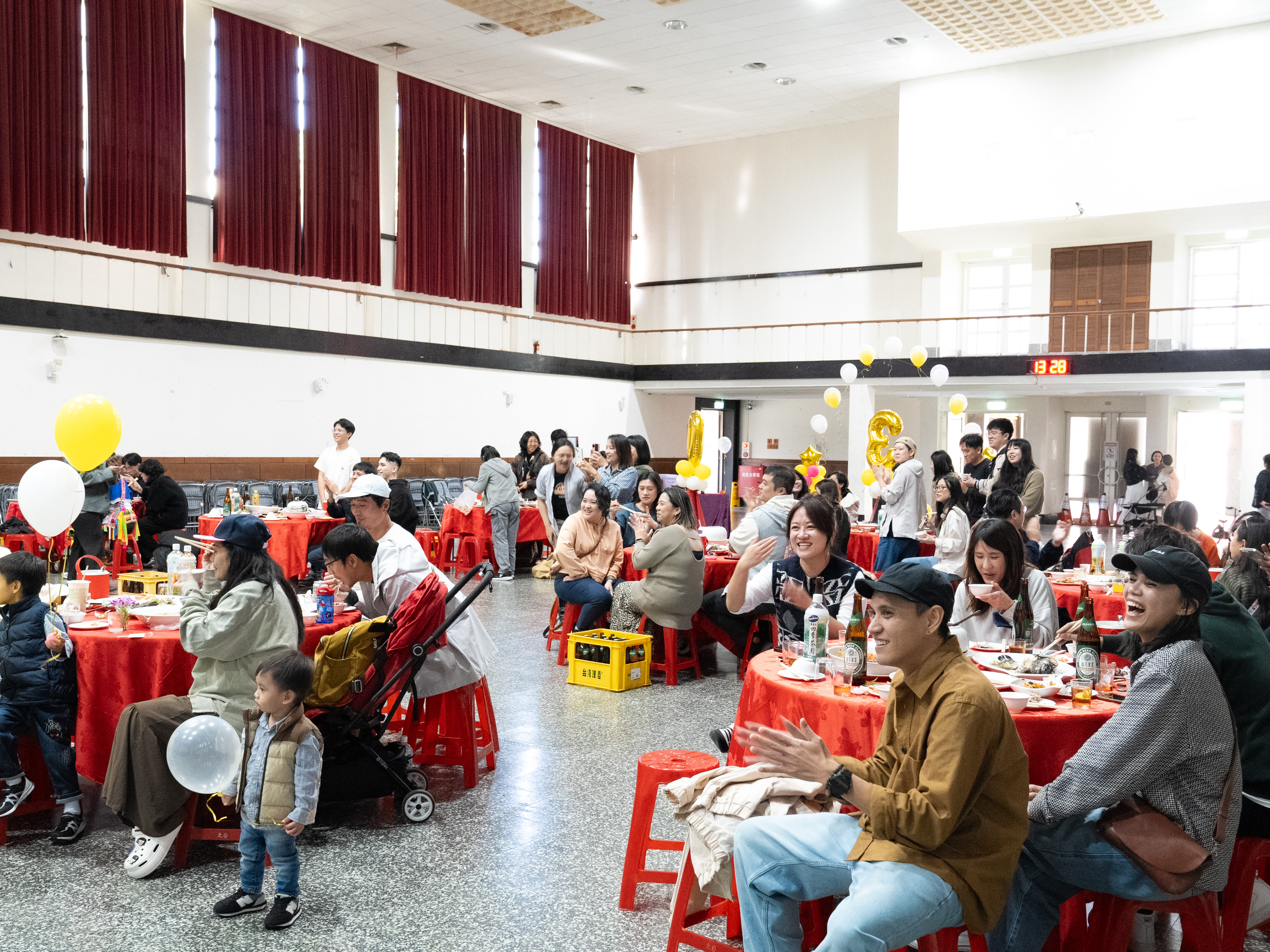 在歌舞表演、互動遊戲時，現場歡呼聲不斷，大家都不吝嗇給予表演者鼓勵。圖／張博媛攝