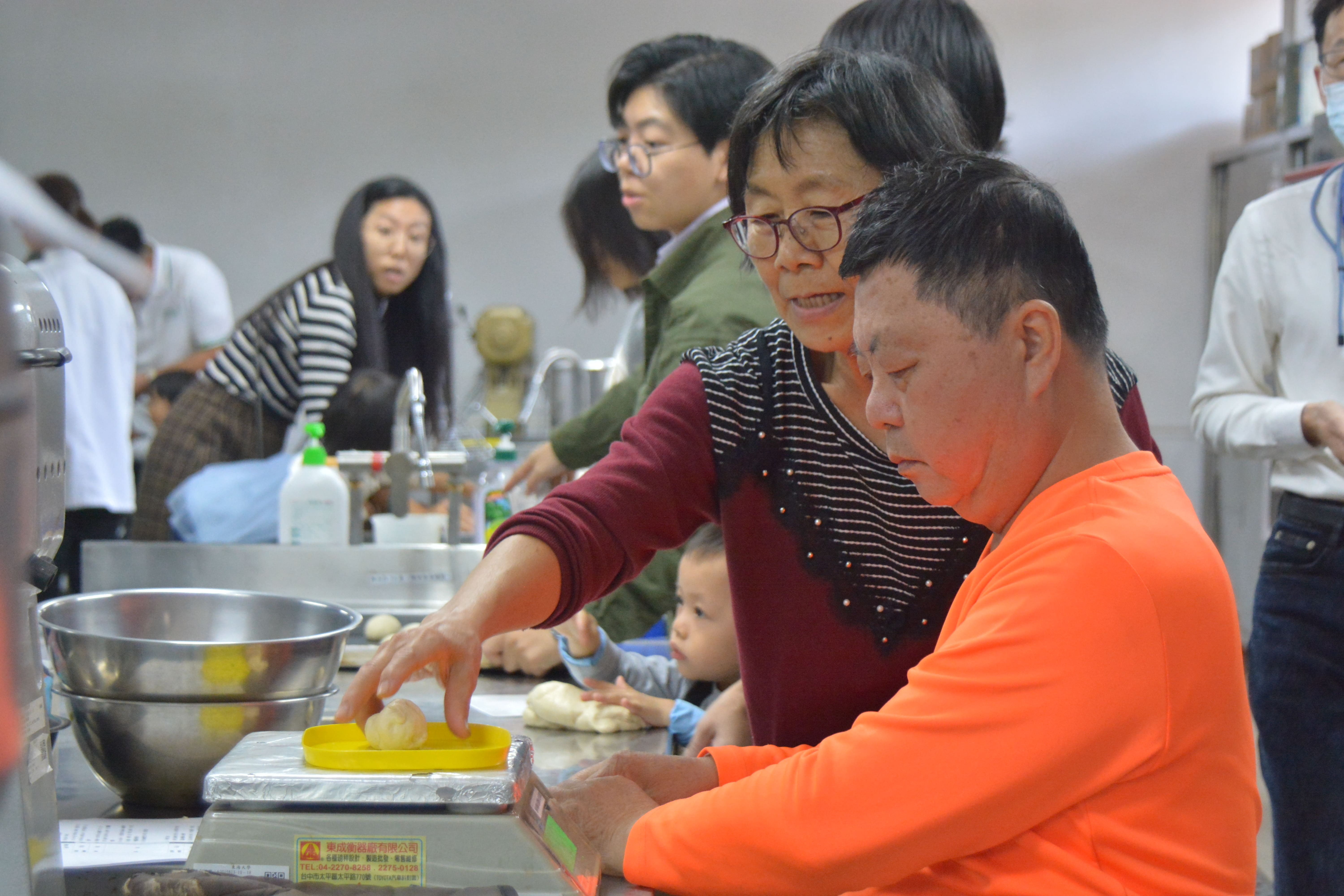 參與麵包工作坊的民眾，透過學生講師的講解可以體驗食品科學的有趣之處。　圖／鄭孟佳攝