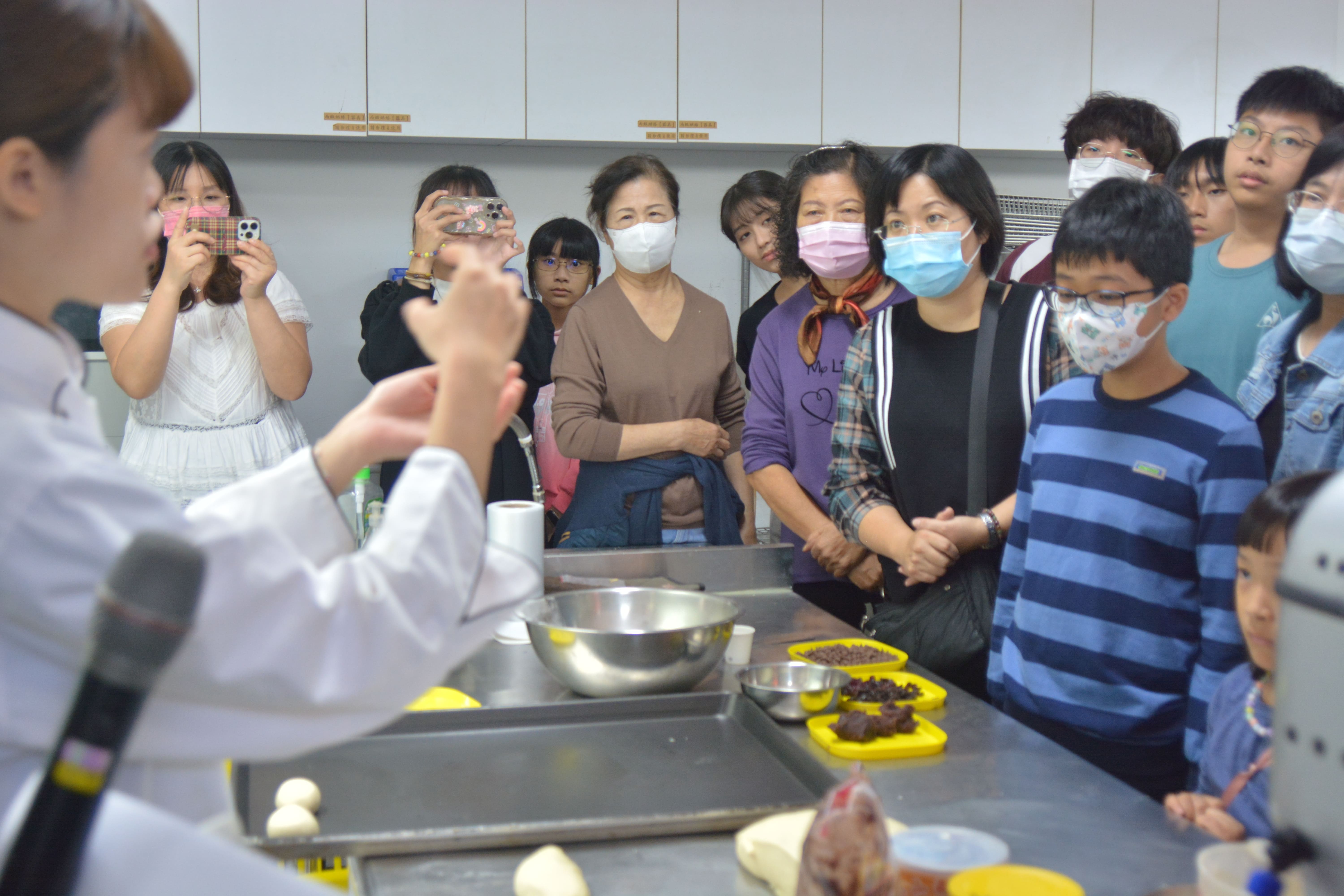 東海牛奶節的麵包工作坊，由學生講師示範，帶領參加民眾體驗手作麵包的樂趣。　圖／鄭孟佳攝