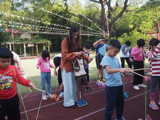 溝坪國小學生平常沒有接觸扯鈴，成大藝術研究所副教授馬薇茜希望讓小學生對民俗技藝有不同認識。　圖／周依恩攝