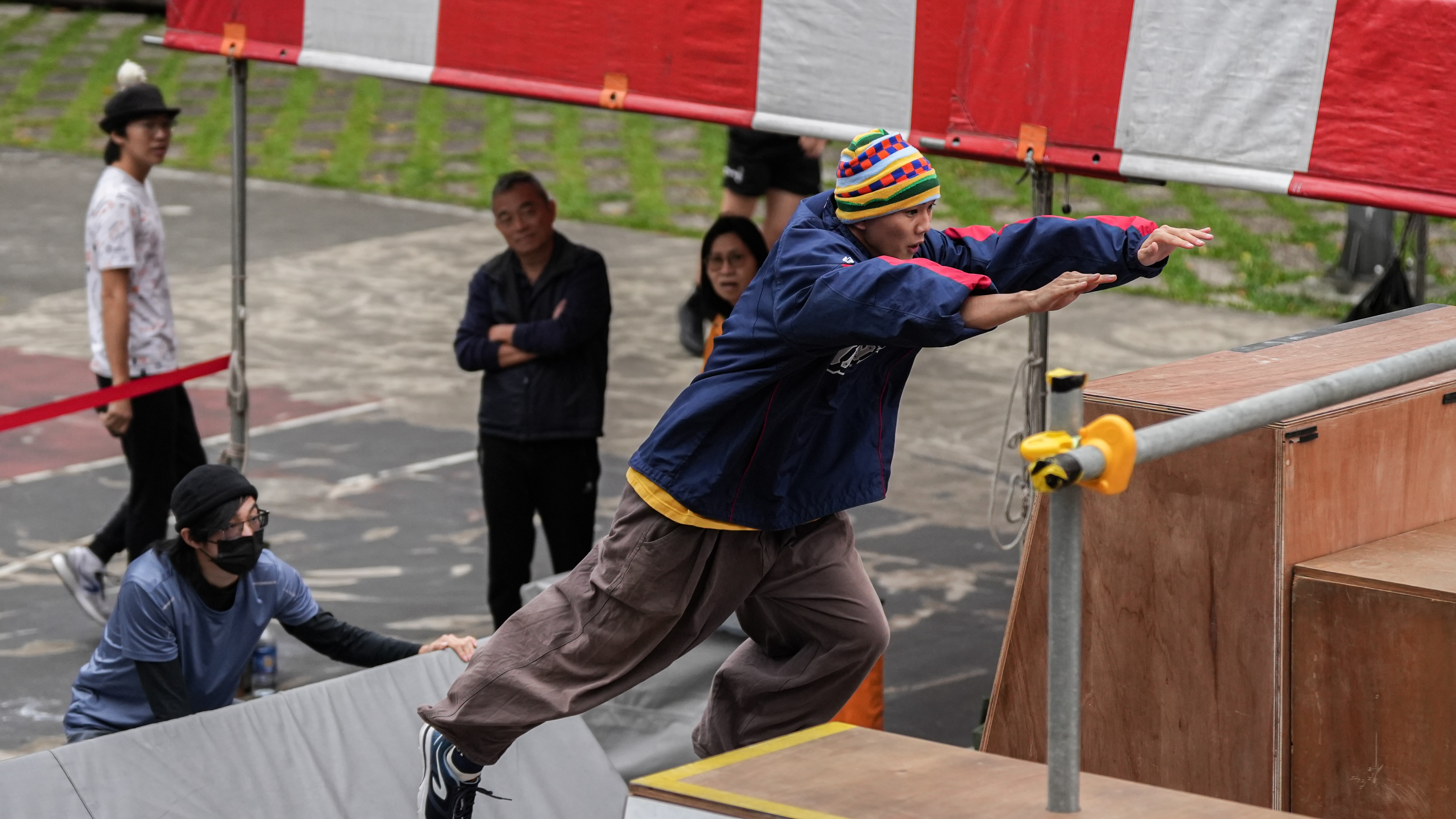 貓抓（Cat leap）為跑酷中常見動作之一，選手需使用手指的力量撐住身軀，並踩住牆面不掉落。　圖／王振驊攝