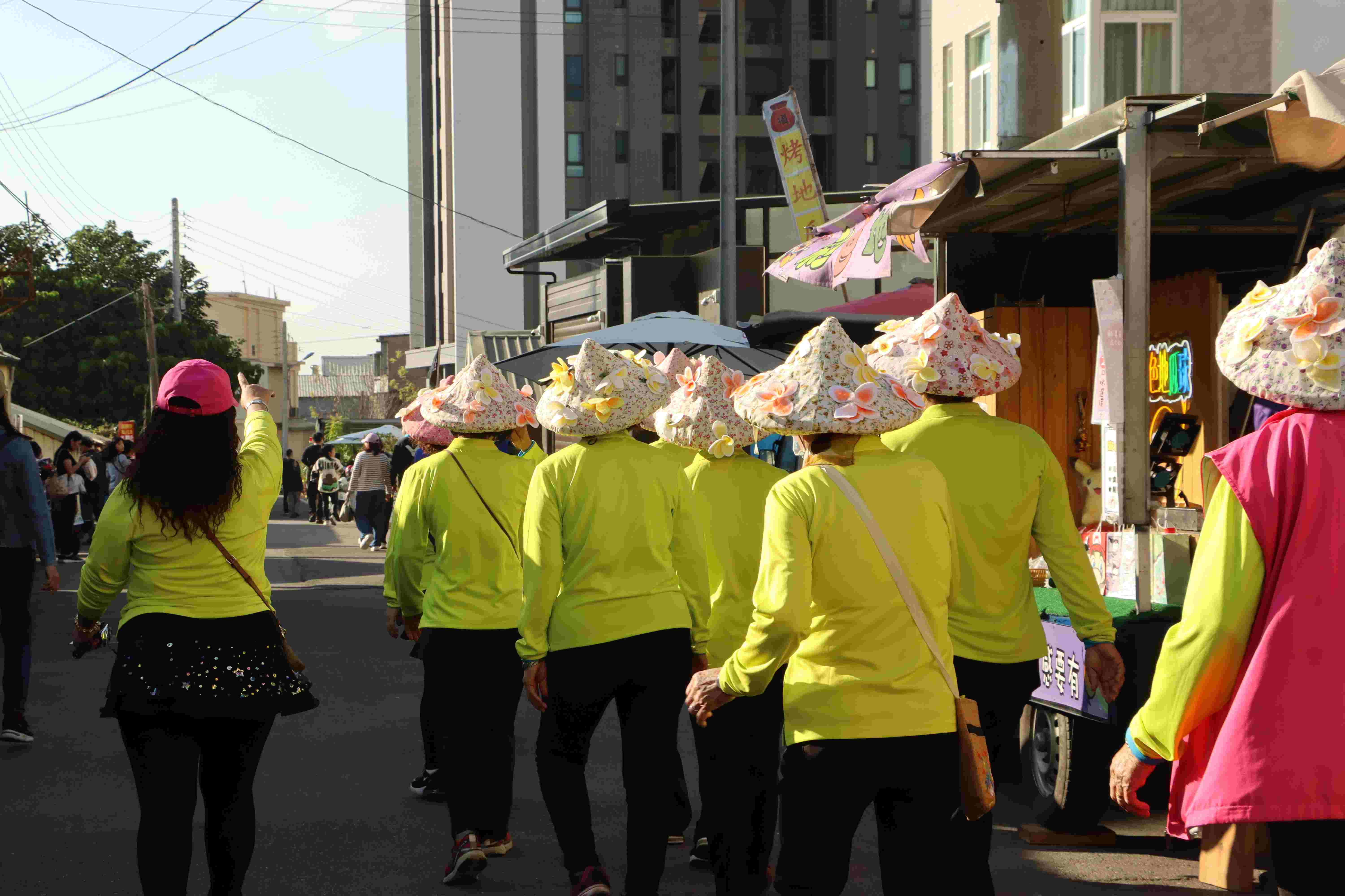 踩街遊行由當地團體與學生組成，穿著鮮豔服飾，伴隨音樂踏過瑞井里的大街小巷。　圖／鄭孟佳攝