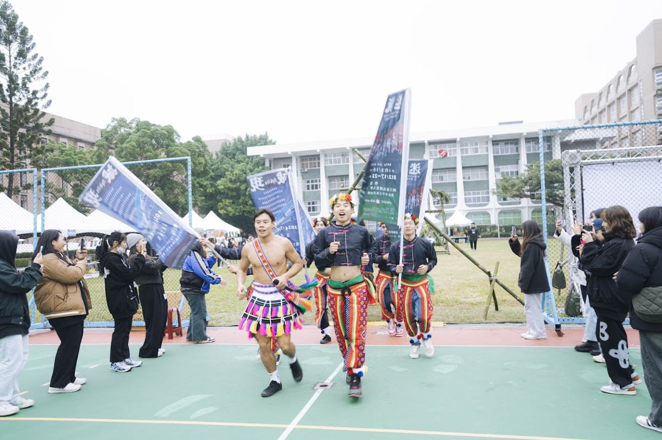 由臺北市立大學原住民族學生資源中心主辦的《Spkita•城現》歲末音樂祭，為民眾介紹原住民歌舞。　圖／臺北市立大學原住民族學生資源中心提供