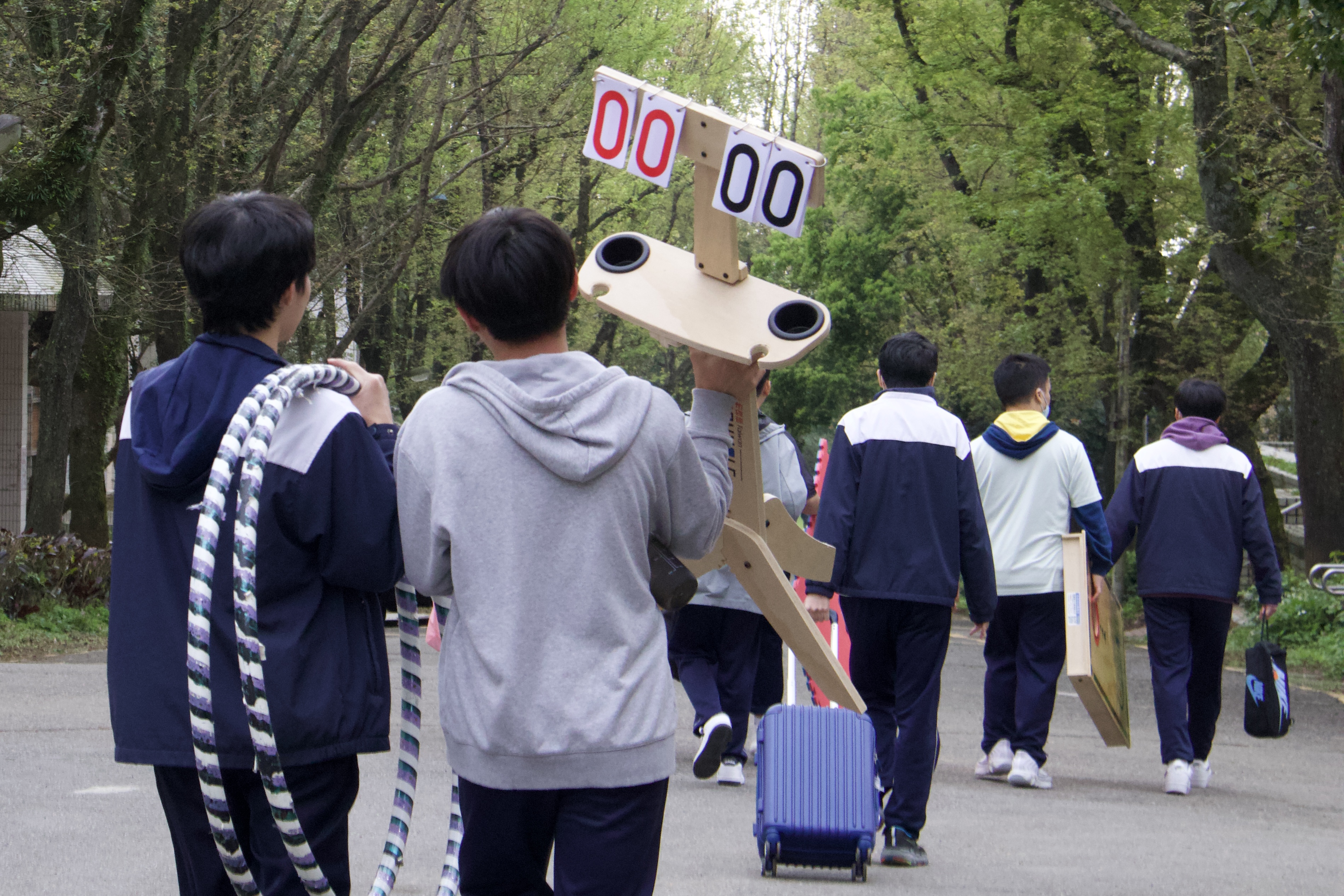 邱志鴻強調，在團體活動中學生透過分工合作互相幫助、學習，未來進入職場也能更順利地與不同群體相處。　圖／蔣若暄攝