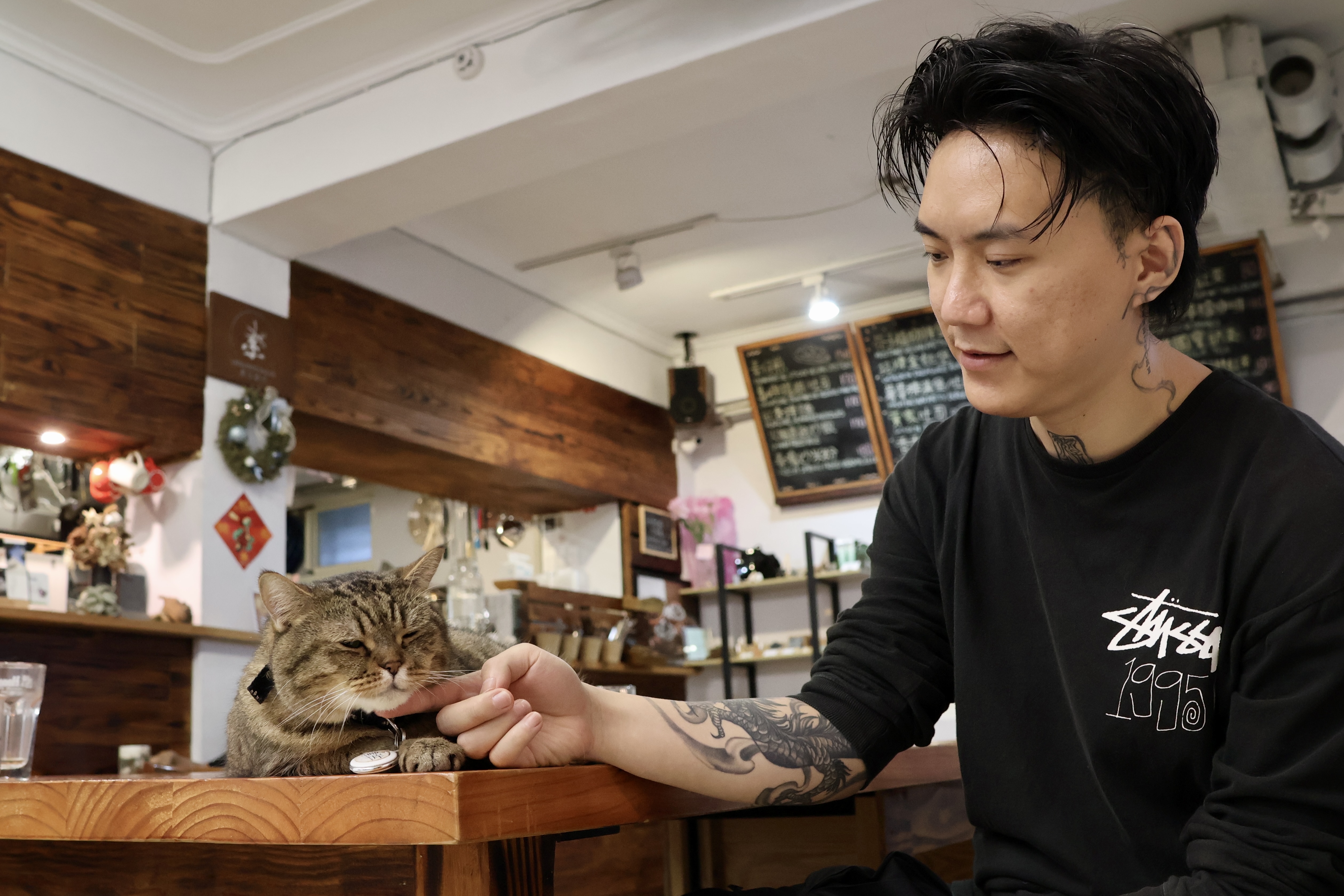 寵物進入餐廳是否需要牽繩、推車，或是能否落地及上桌，都依餐廳業者自行規範。　圖／潘慧芳攝
