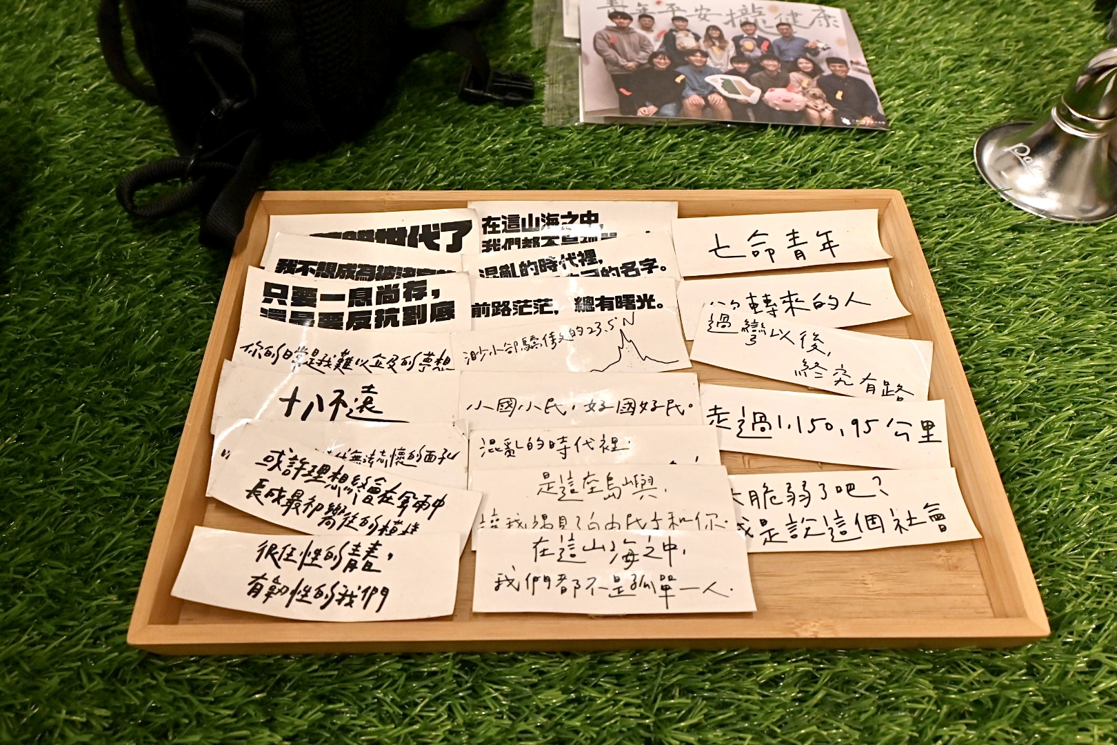 臺灣青年民主協會辦公室的托盤上，擺滿了自製的貼紙，希望透過文字讓青年的聲音被看見。圖／吳恒儀攝