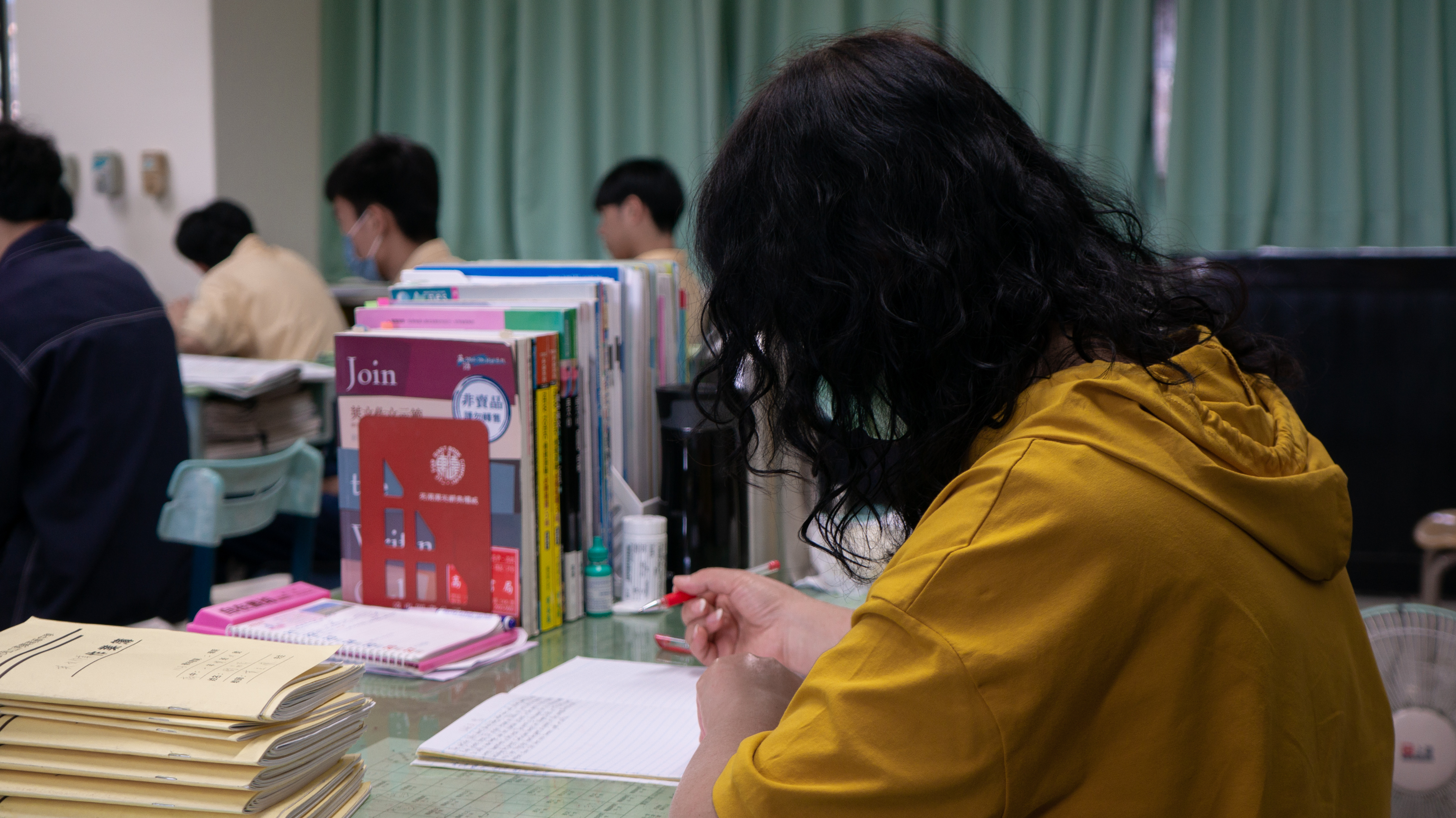 黃譯瑩指出在通訊軟體普及後，教師容易在下班後被要求回覆家長的問題。　圖／楊凱傑攝