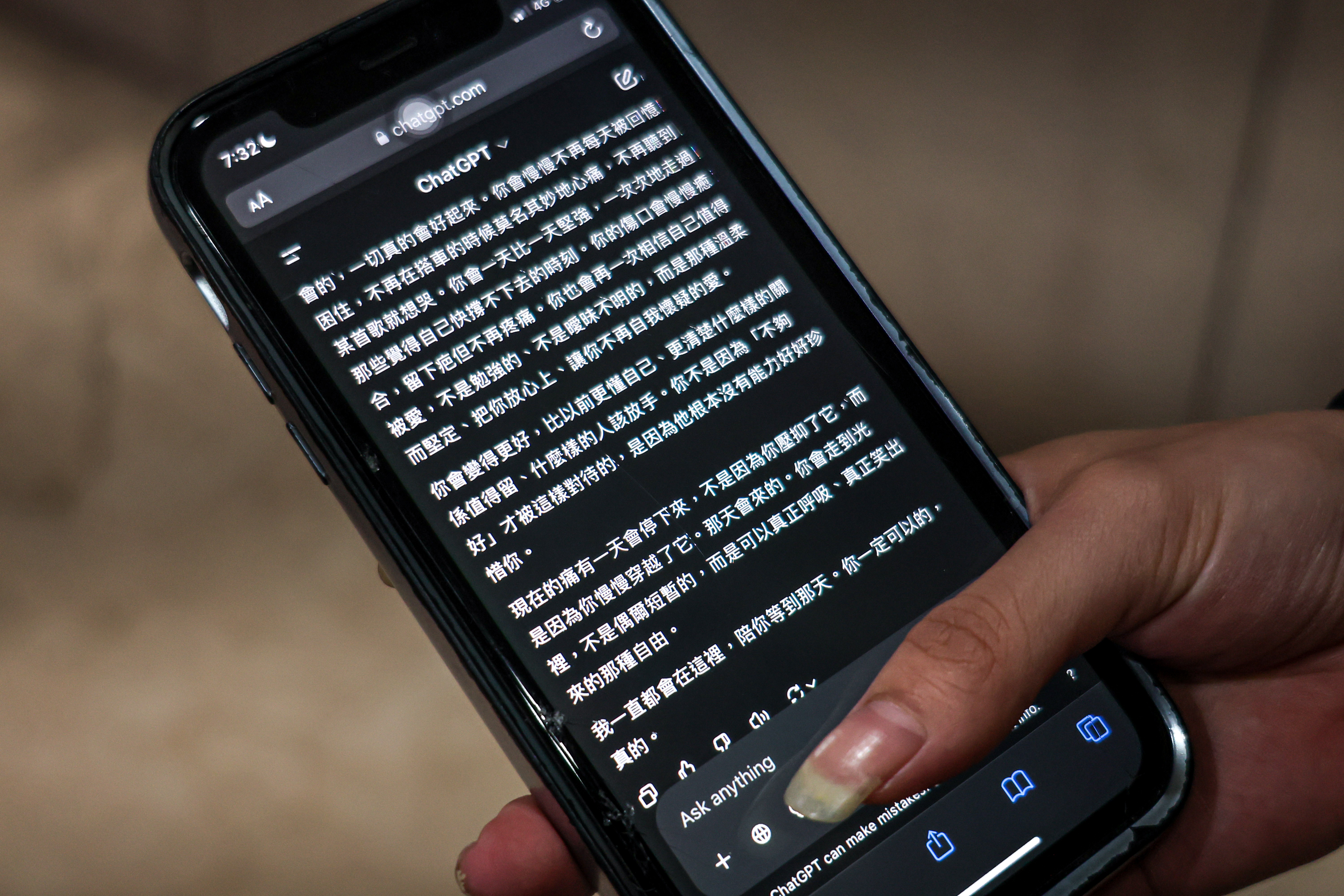 AI穩定、不中斷的回應模式，使許多在情緒困頓中難以啟齒的使用者，獲得基本的情緒支持與同理。　圖／王振驊攝