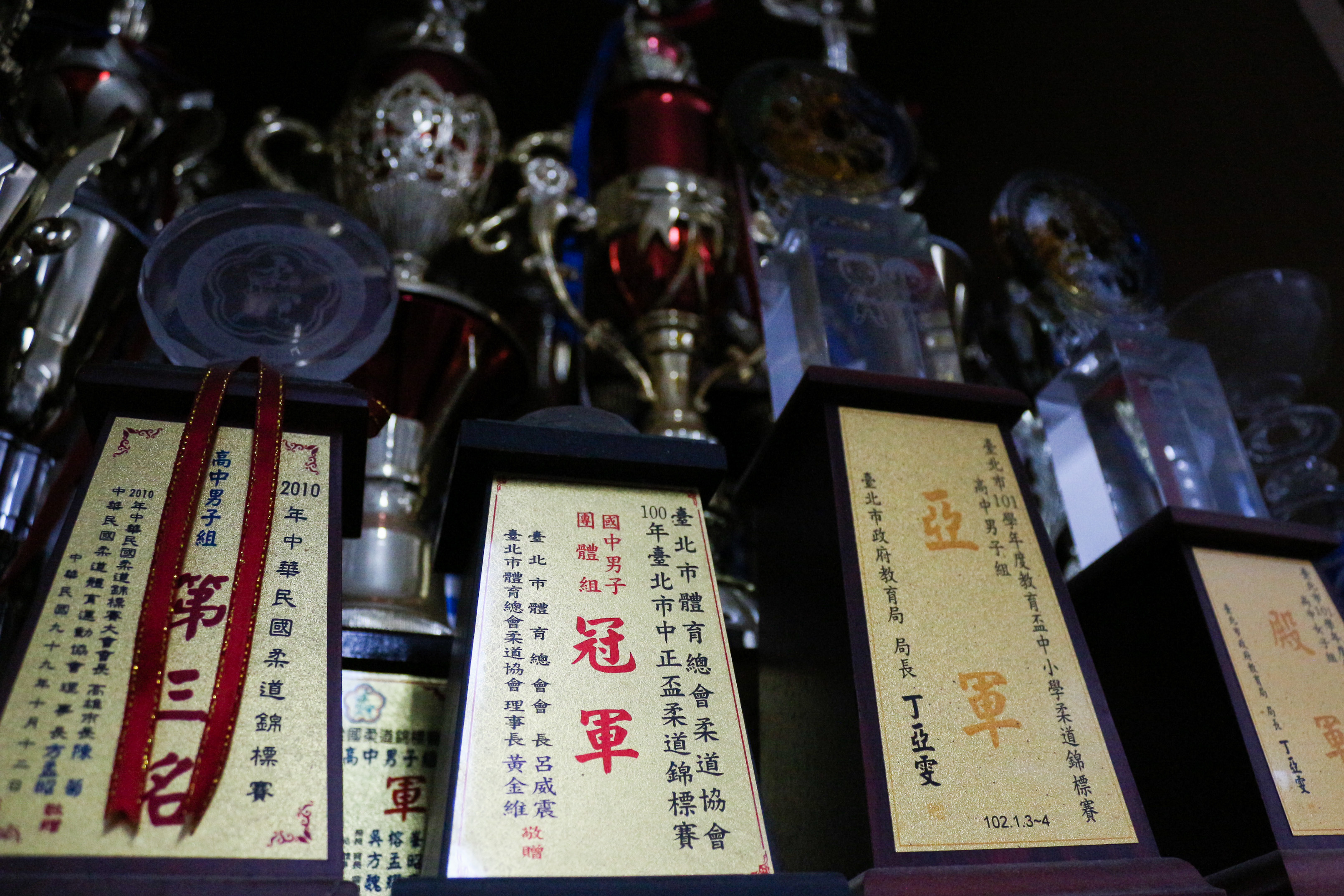 一座座獎盃陳列在教練辦公室，承載教練與運動員並肩作戰的故事，也隱含教練為競技體育犧牲個人生活的辛酸。　圖／洪翊程攝