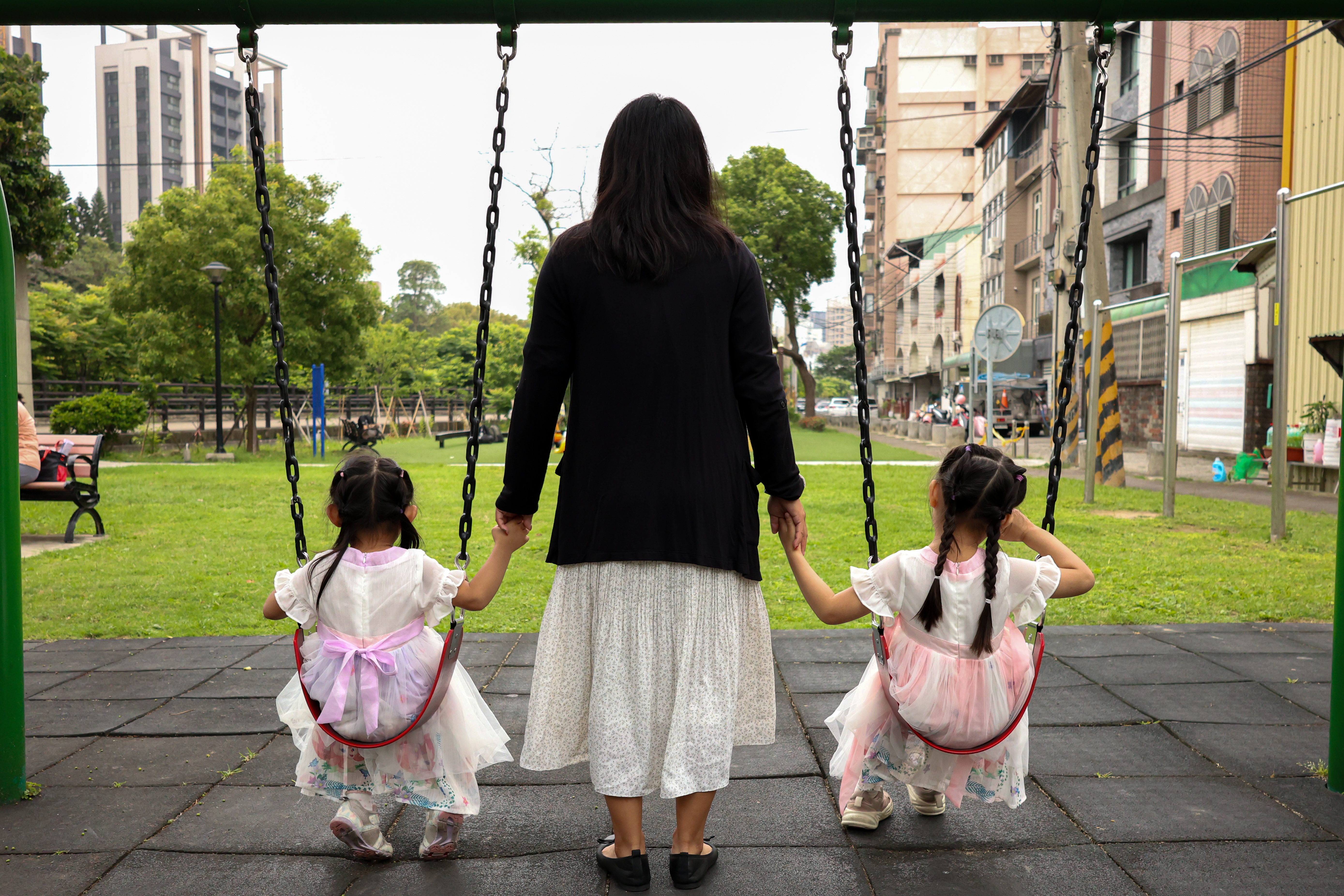 曦曦媽媽辛勤照顧兩個女兒，努力在外送工作與陪伴孩子間取得平衡。　圖／王振驊攝