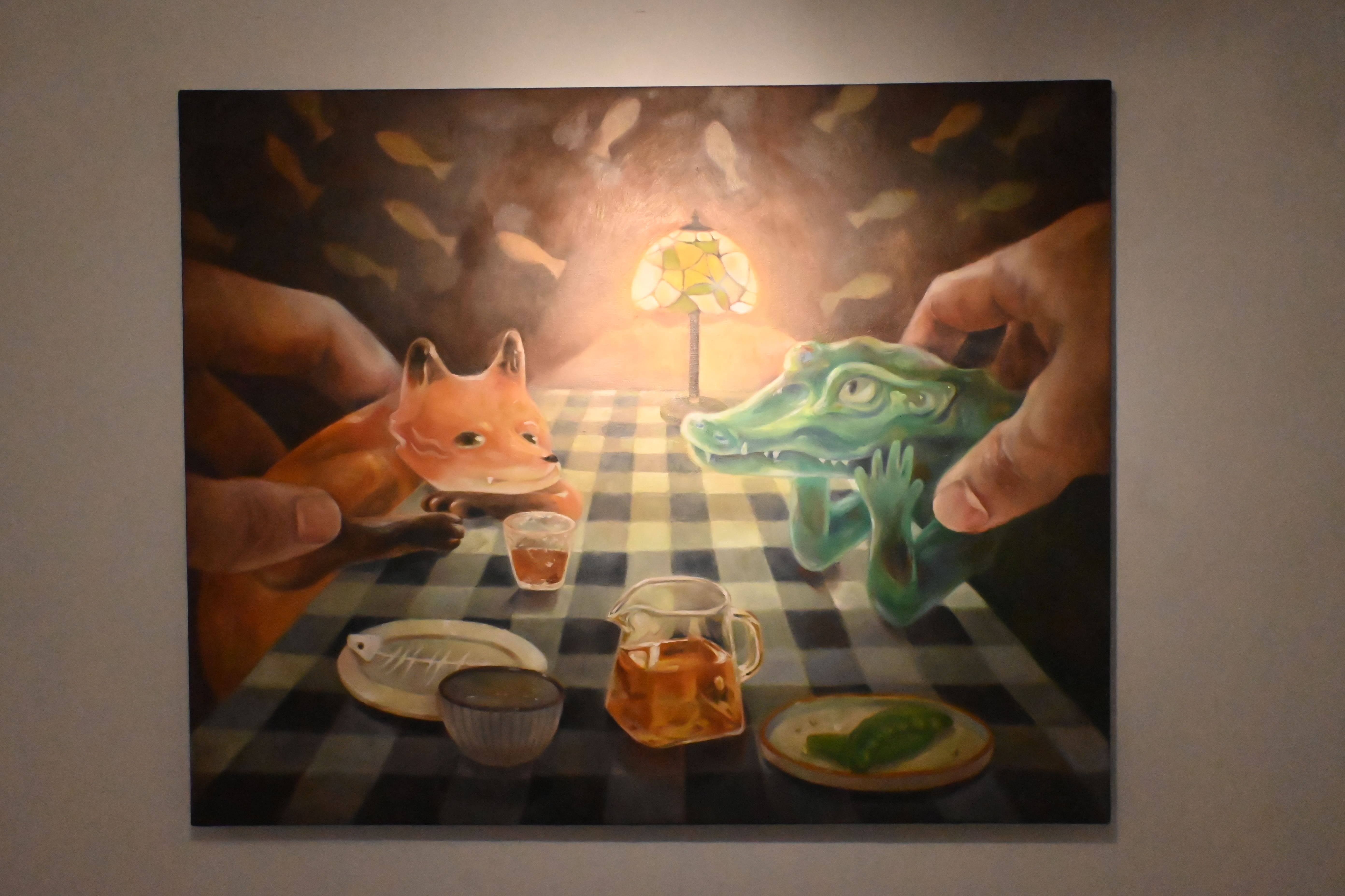 〈對弈的餐桌〉中，兩隻手分別控制狐狸與鱷魚，代表我們可以依個人自由，選擇讓兩者分開還是留下。　圖／林庭如攝
