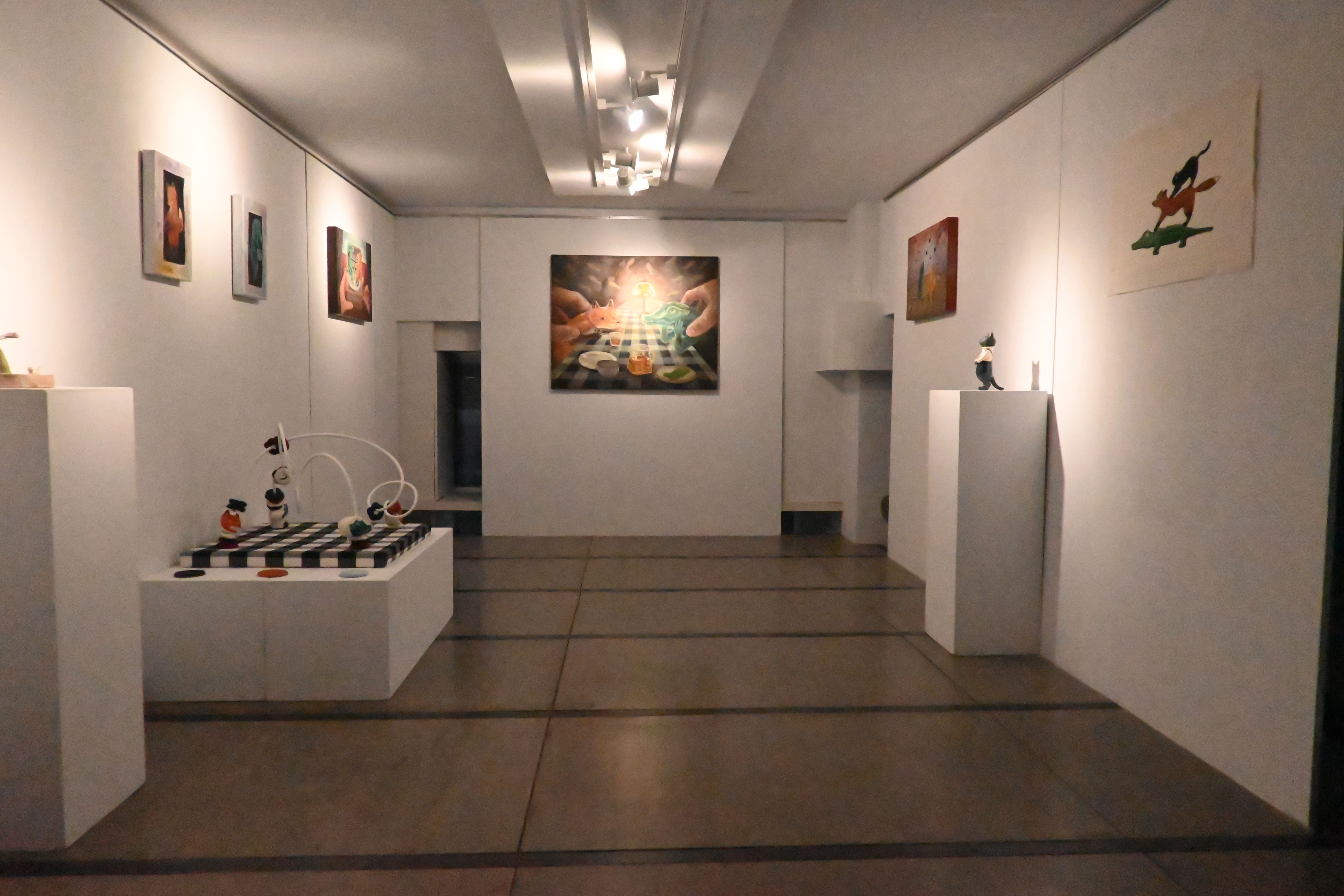 展覽現場是一個小小的閣樓空間，面對入口的是方韻綾這次個展的第一幅作品〈對弈的餐桌〉。　圖／林庭如攝