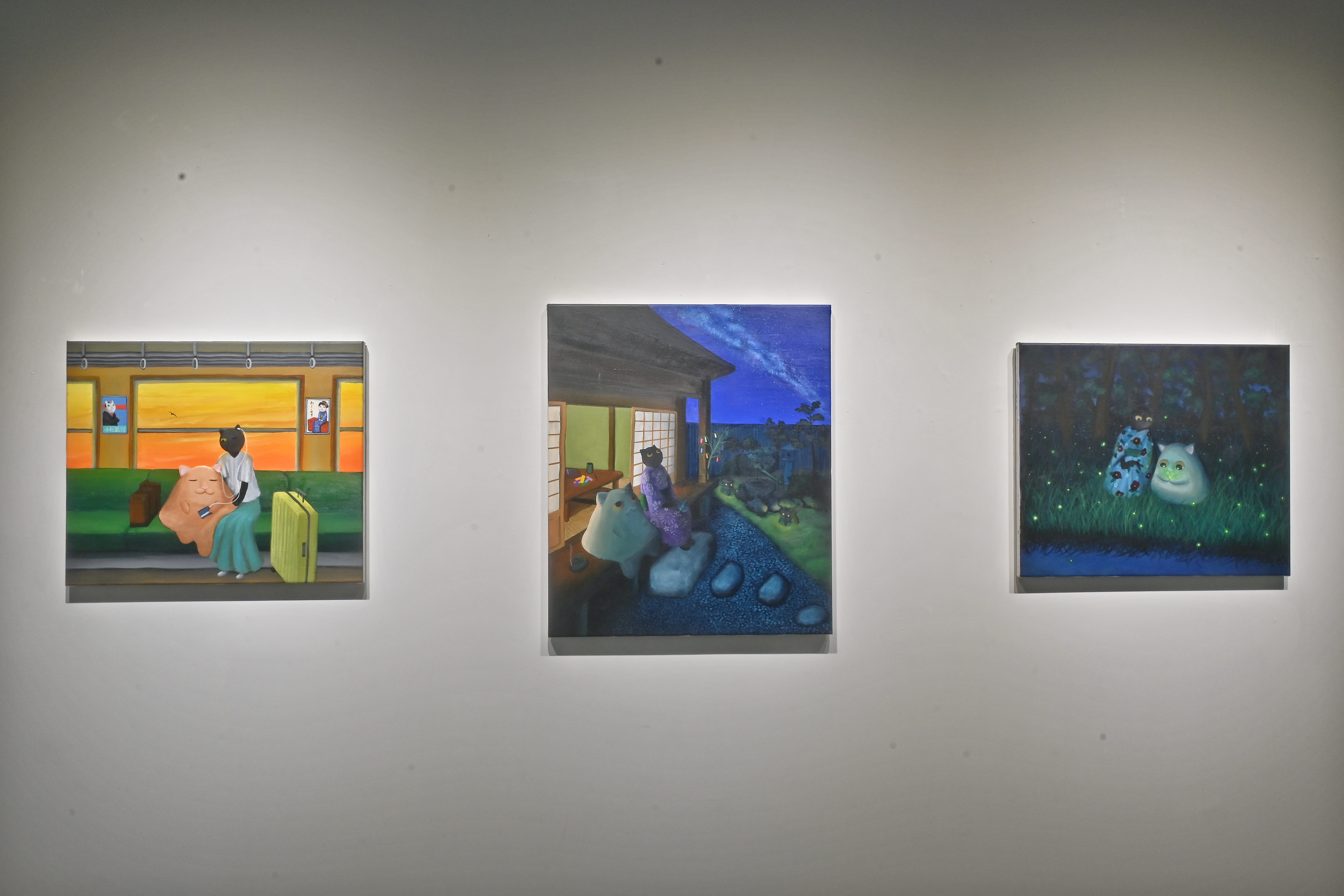 《猫は液体 Melty Cat》呈現多幅表現出夏日氛圍的作品，例如：螢火蟲、賞煙火等。　圖／王翊丞攝