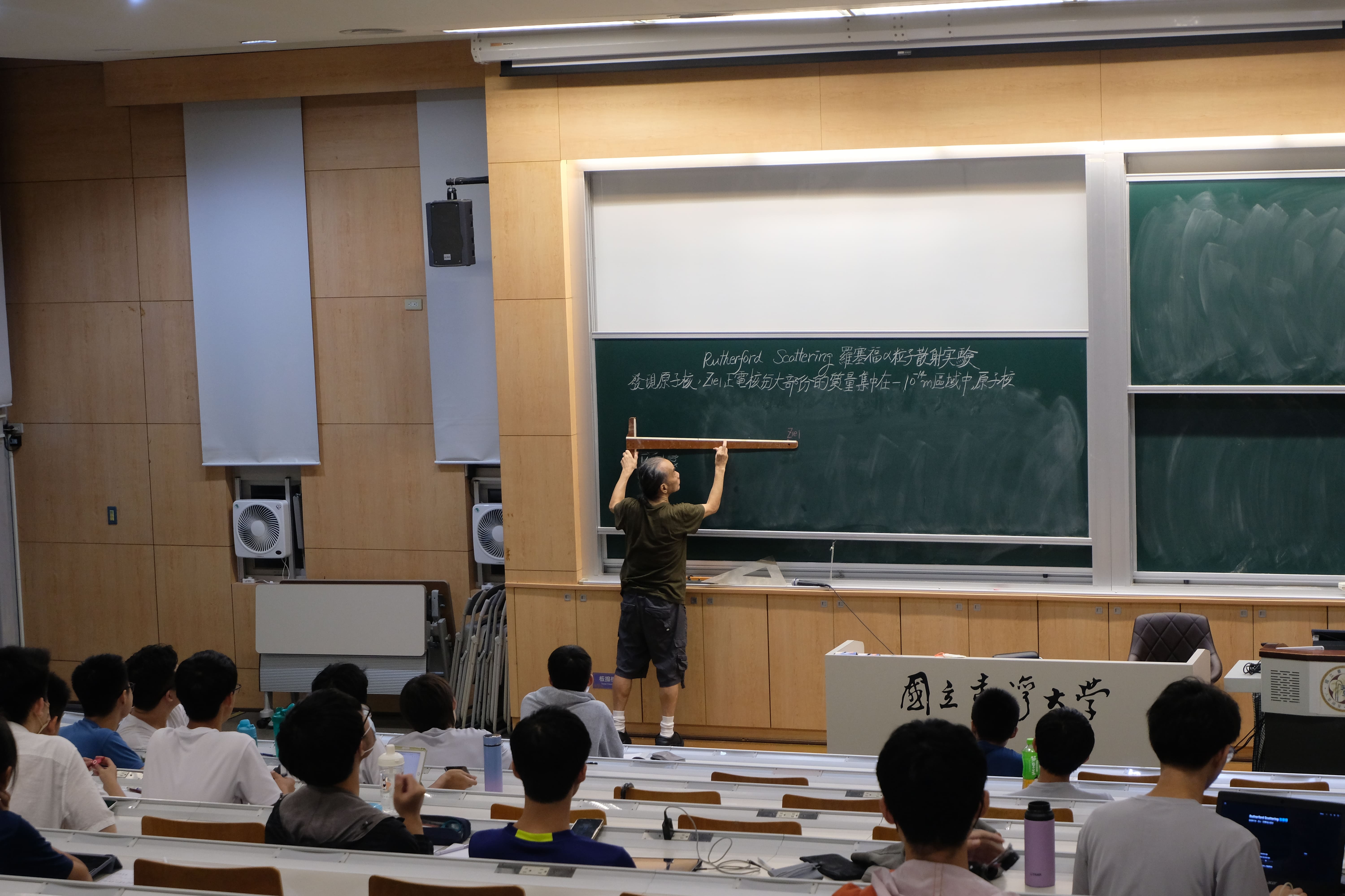 家長吳媽媽（化名）認為該課程應透過考試或其他客觀方式篩選，以能力為導向，讓真正有潛力的學生獲得挑戰與成長機會。圖／陳少凡攝