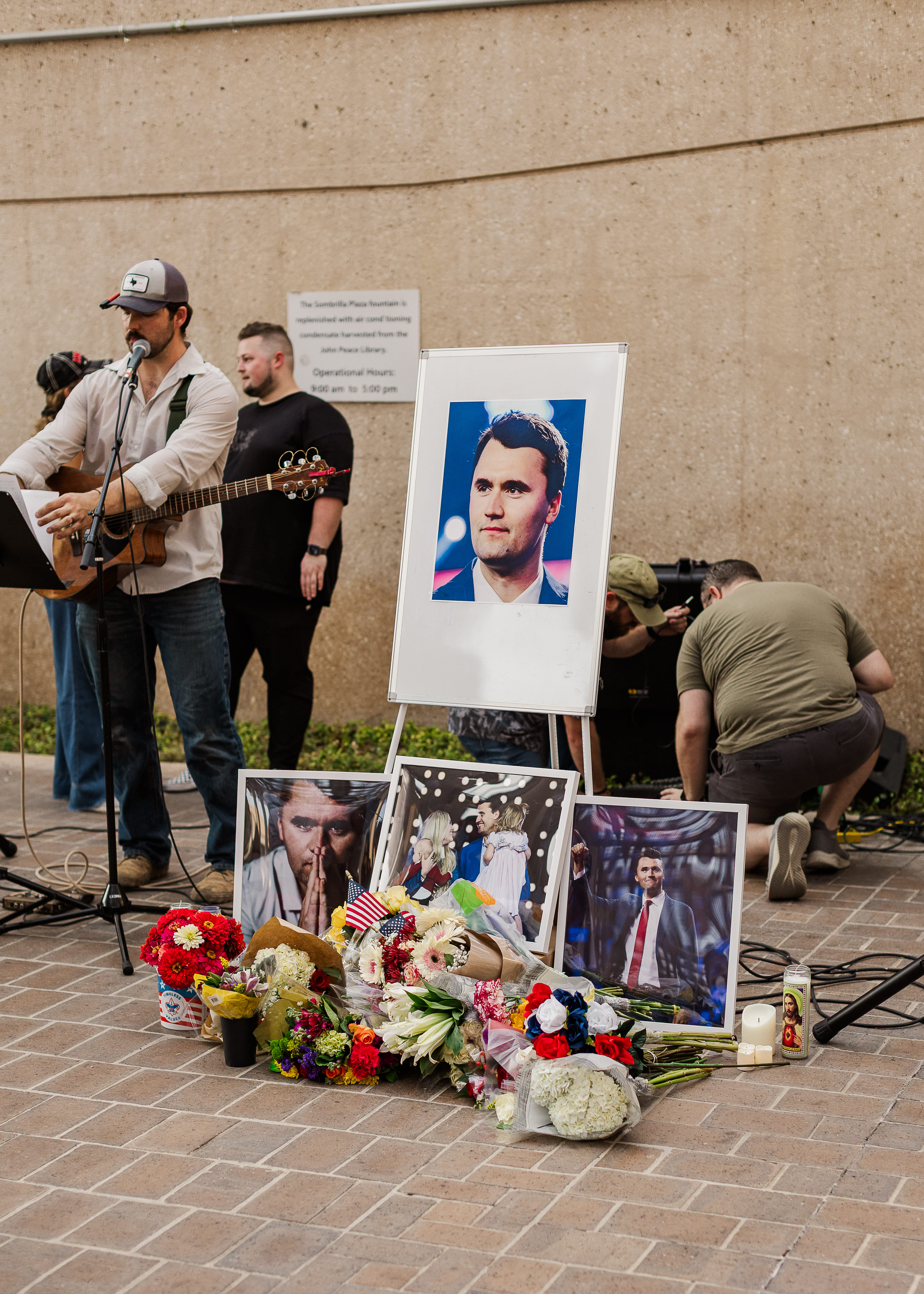守夜活動現場擺放查理．柯克及其家人的照片，群眾們紛紛致以鮮花悼念。　 圖／維多利亞．賓克利提供
