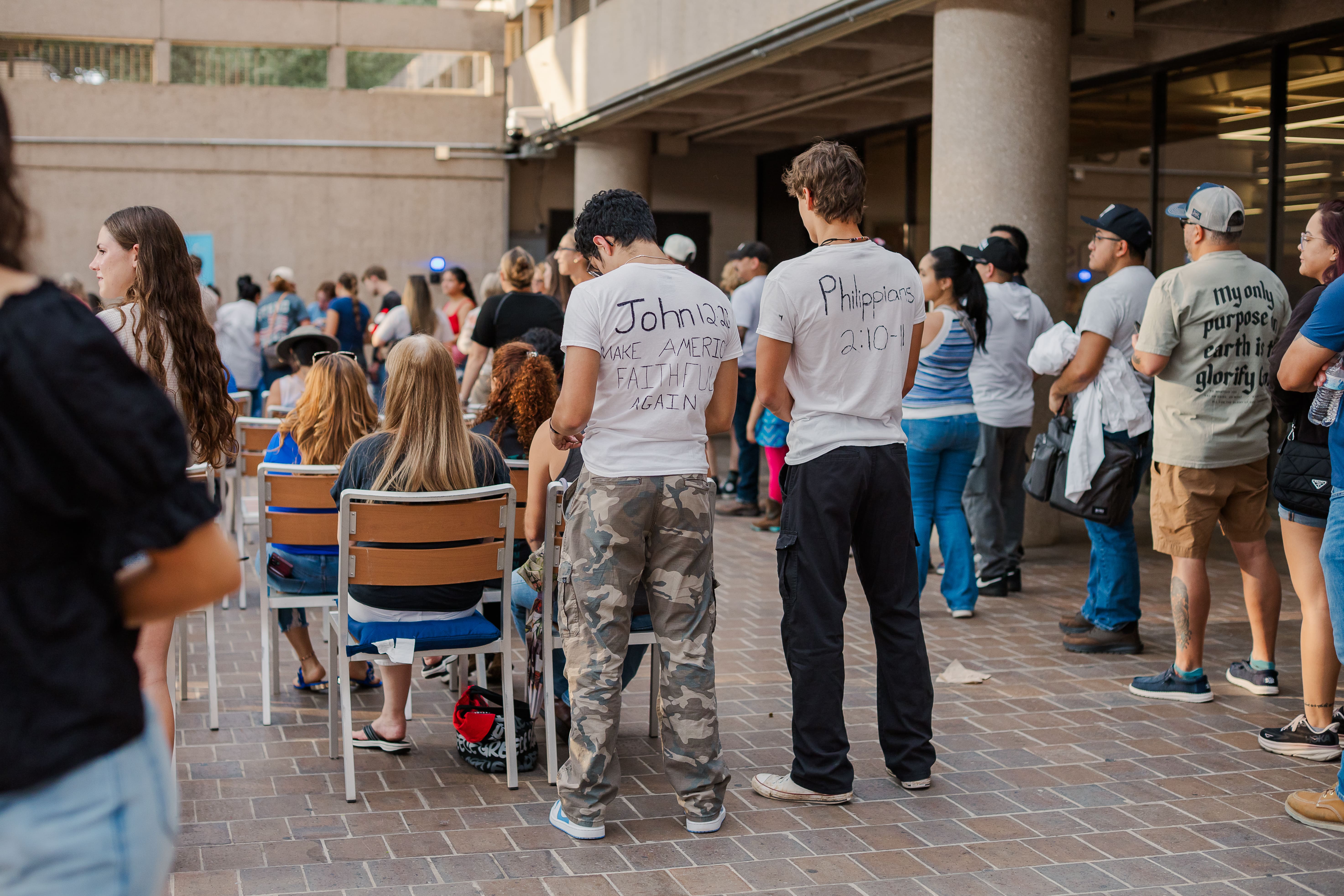 學生馬爾多納多與一起參與的同學在衣服背後寫上經文，以信仰呼籲和平與溝通。　圖／維多利亞．賓克利提供