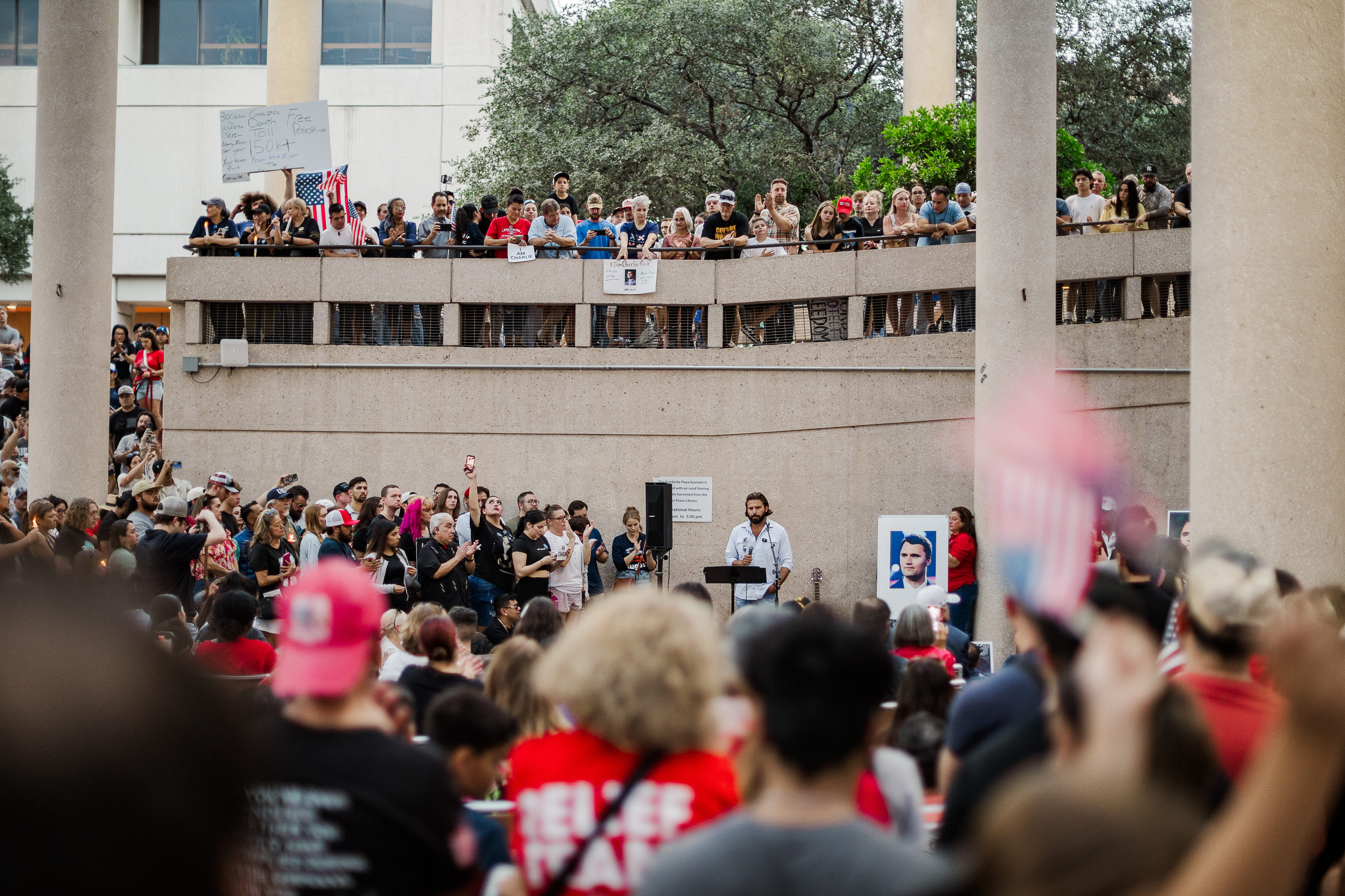 守夜活動超過1000人參與，群眾高舉美國國旗，部分學生、社會人士上台向查理．柯克獻上敬意。　圖／維多利亞．賓克利提供